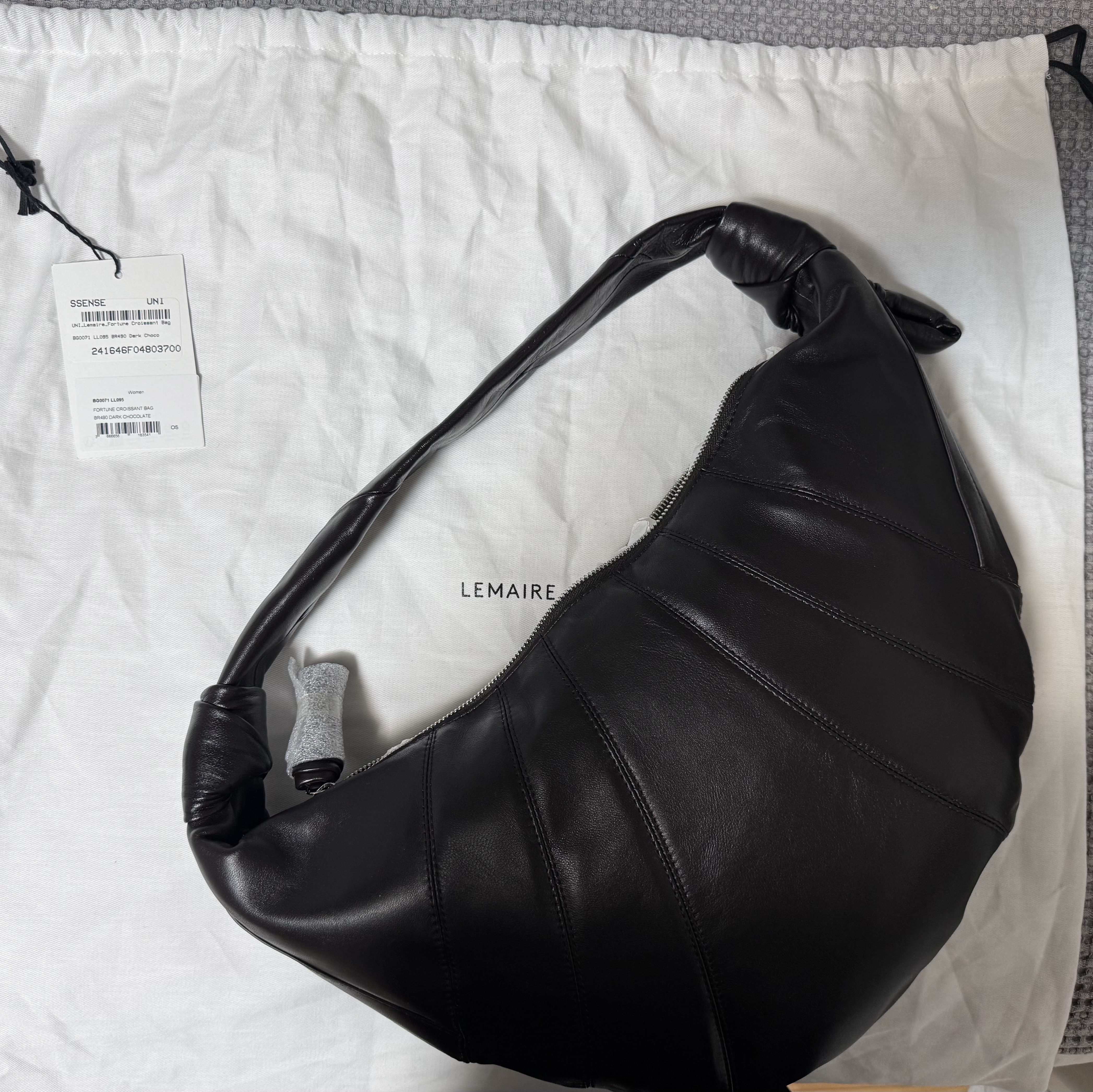 Lemaire Fortune Croissant Bag Soft Nappa Leather Dark Chocolate 착용 스타일