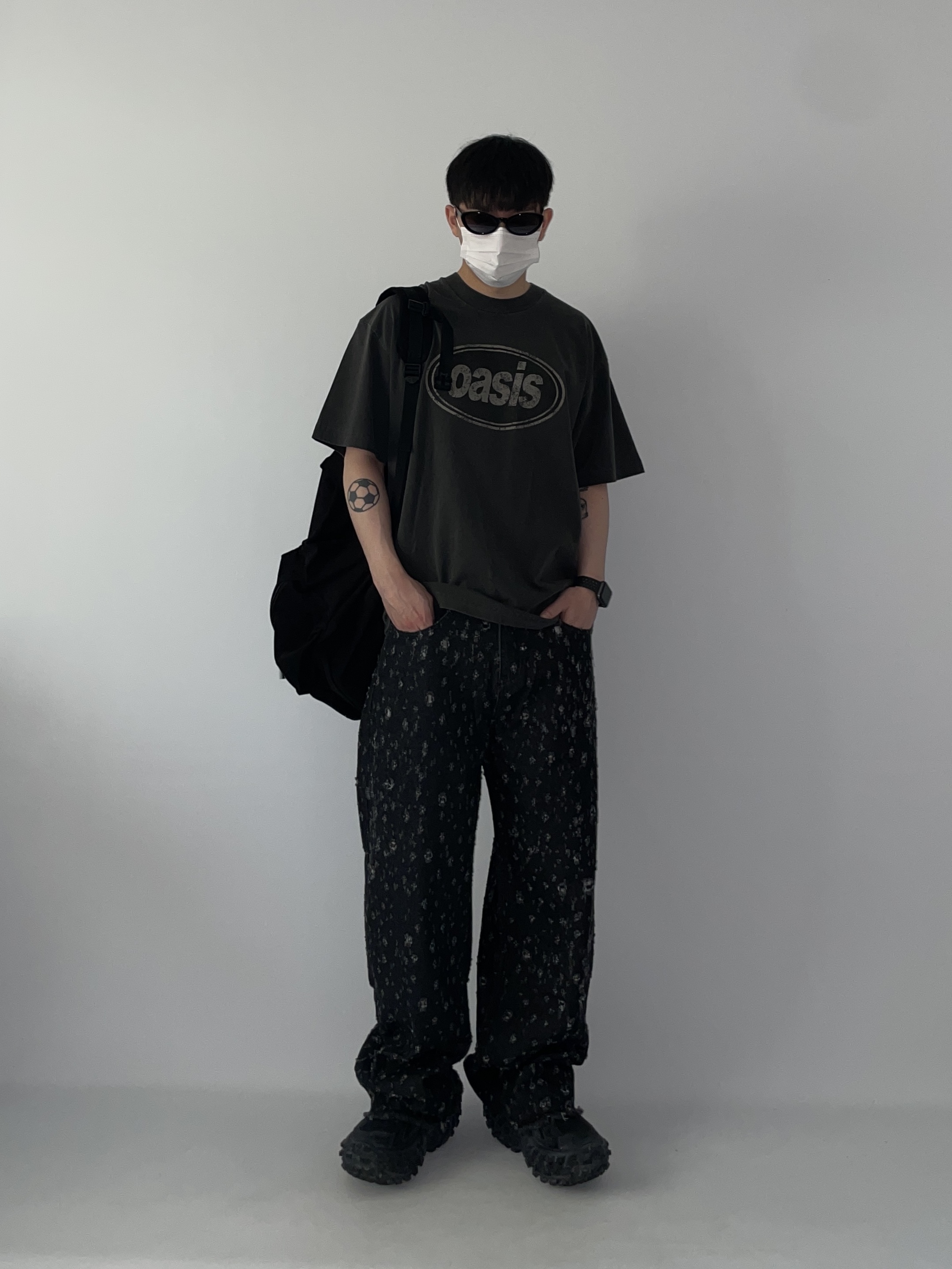 Balenciaga Defender Sneakers Black 착용 스타일 - 1