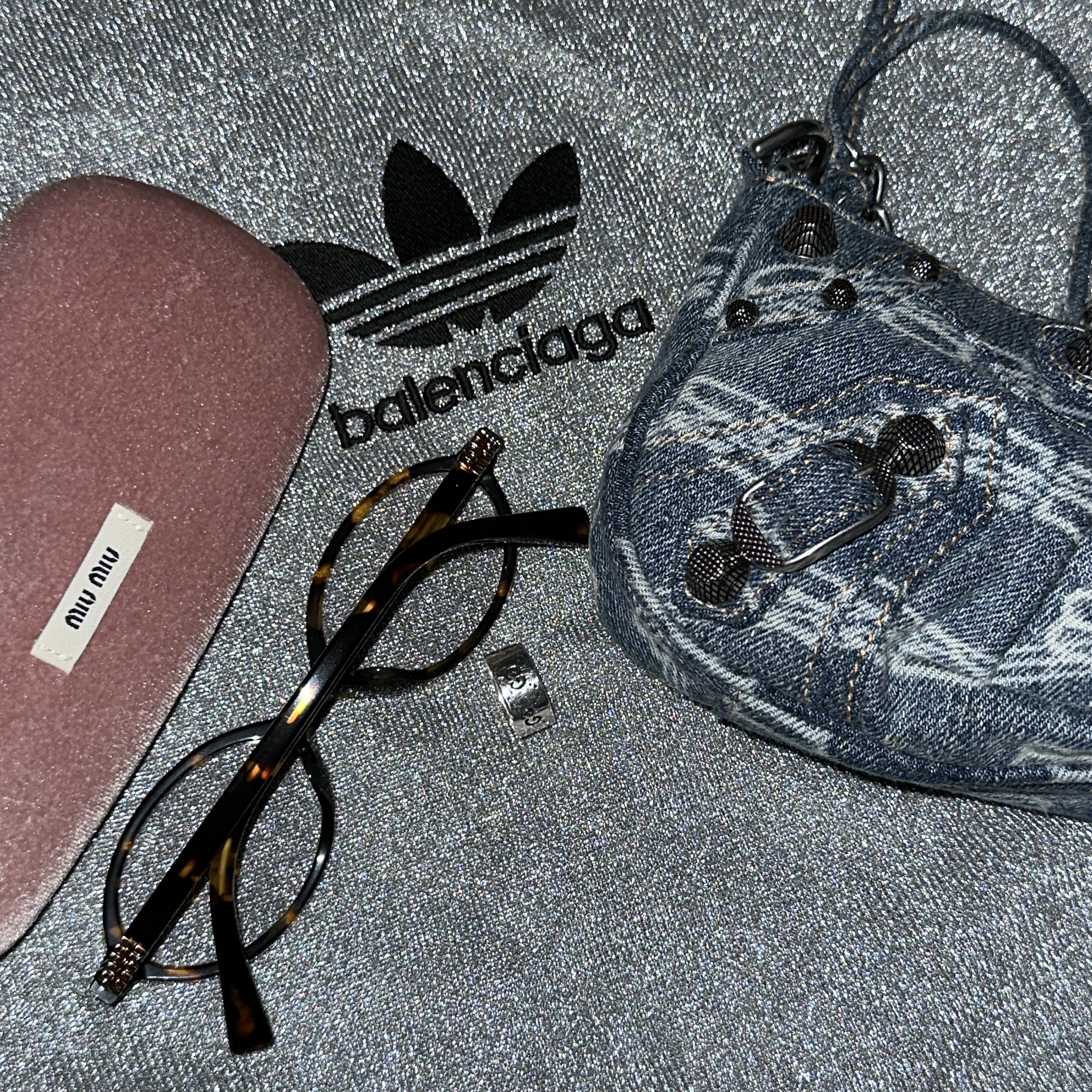 Balenciaga Le Cagole Mini Bag with Chain BB Monogram Bleached Denim Blue, (W) Miu Miu Regard sunglasses Blue Lenses Honey Tortoiseshell Acetate Alternative fit 착용 스타일 - 6