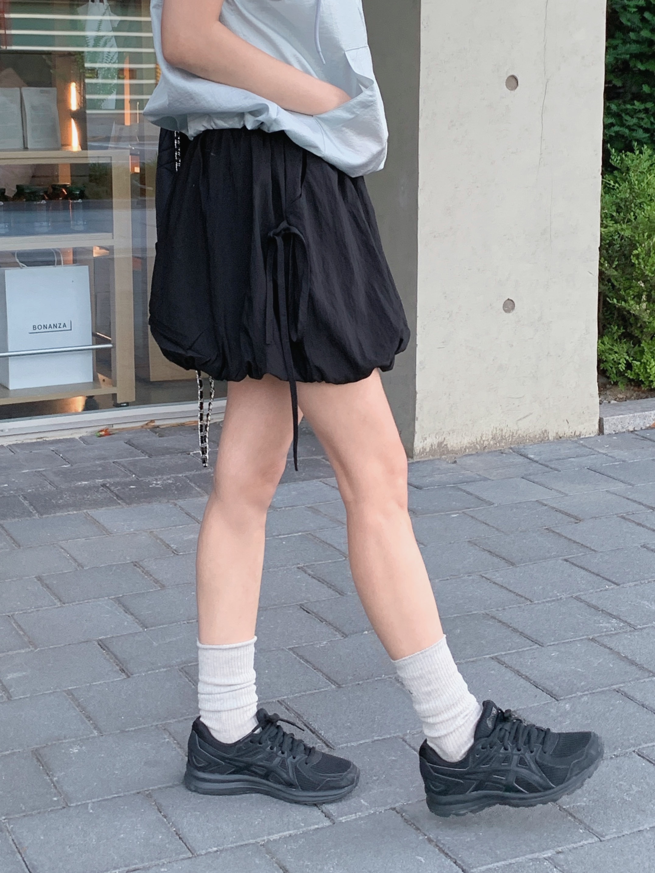 Gentle Monster x Jennie Jentle Salon Hush 01 Black Gray, Asics Jog 100 S Black - 2E Wide 착용 스타일 - 3