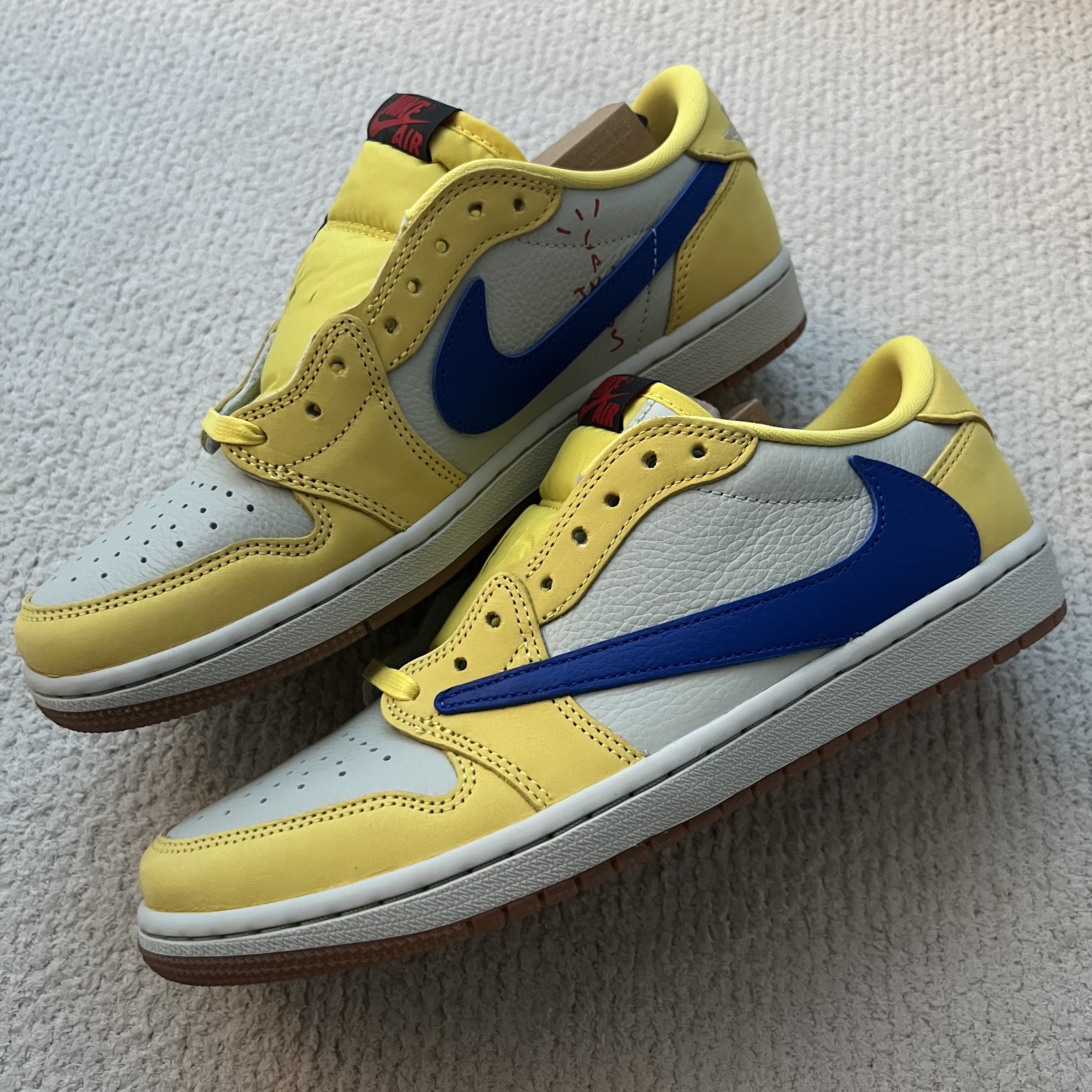 (W) Jordan 1 x Travis Scott Retro Low OG SP Canary 착용 스타일 - 2