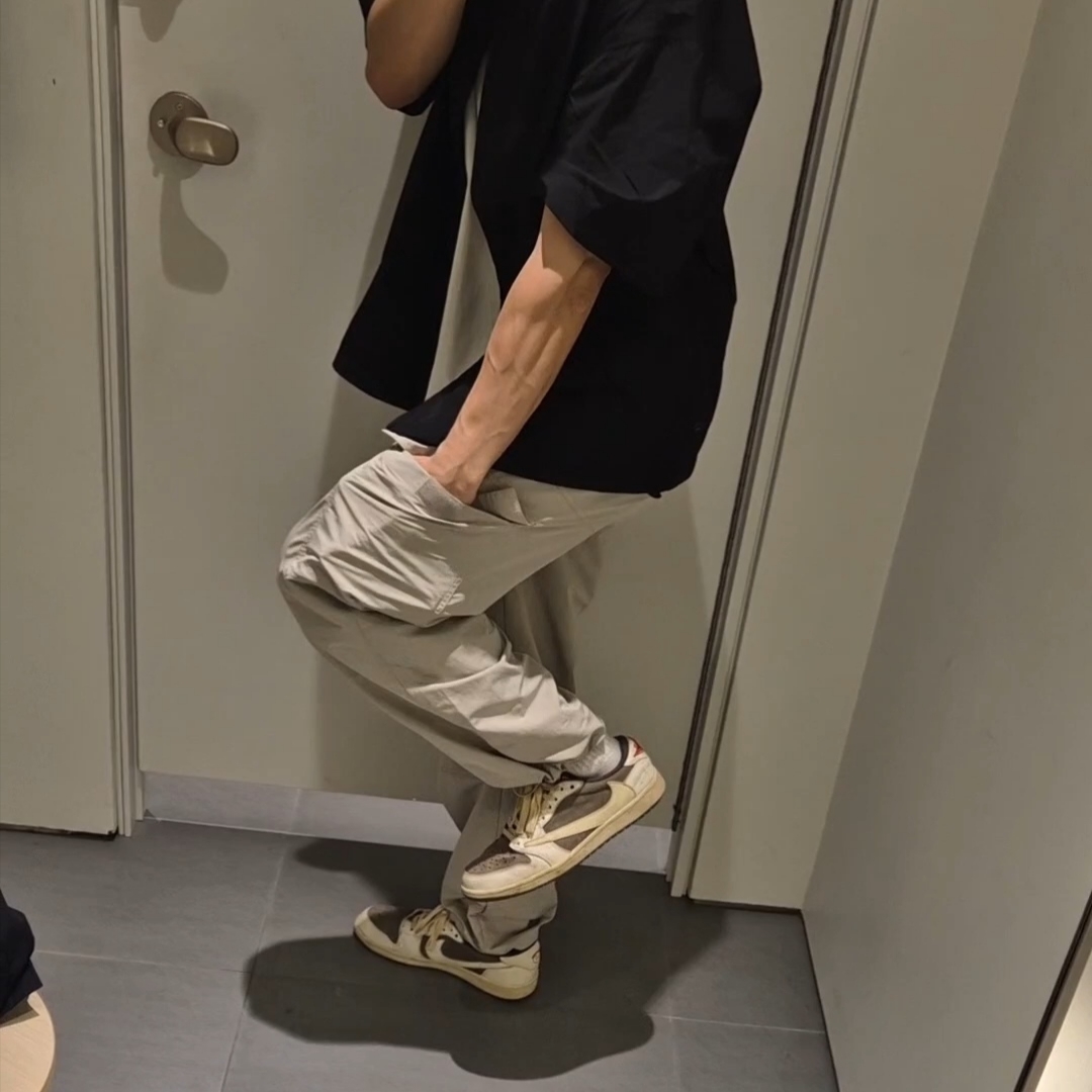 Jordan 1 x Travis Scott Retro Low OG SP Sail and Ridgerock 착용 스타일