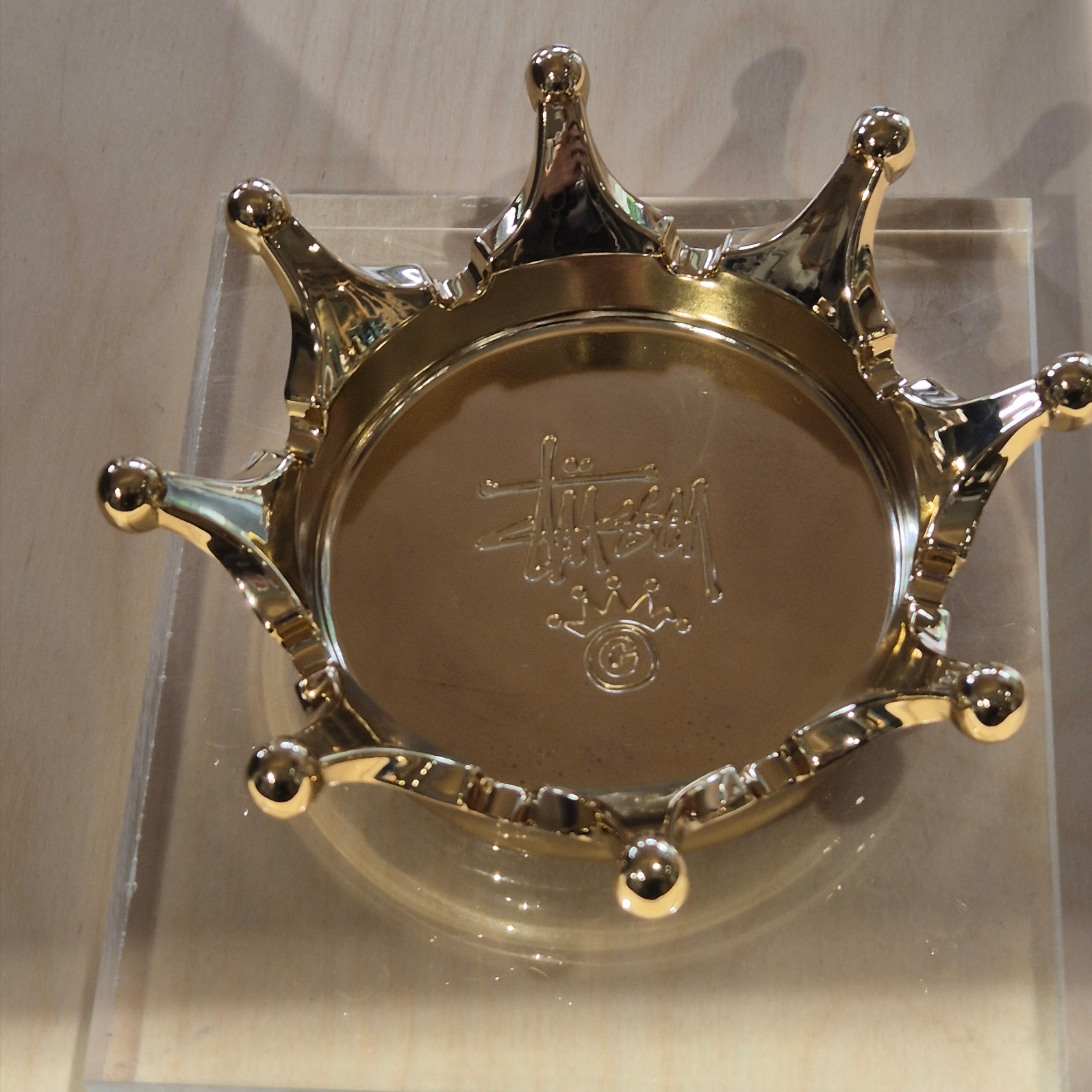 Stussy Crown Ashtray Brass 착용 스타일 - 1