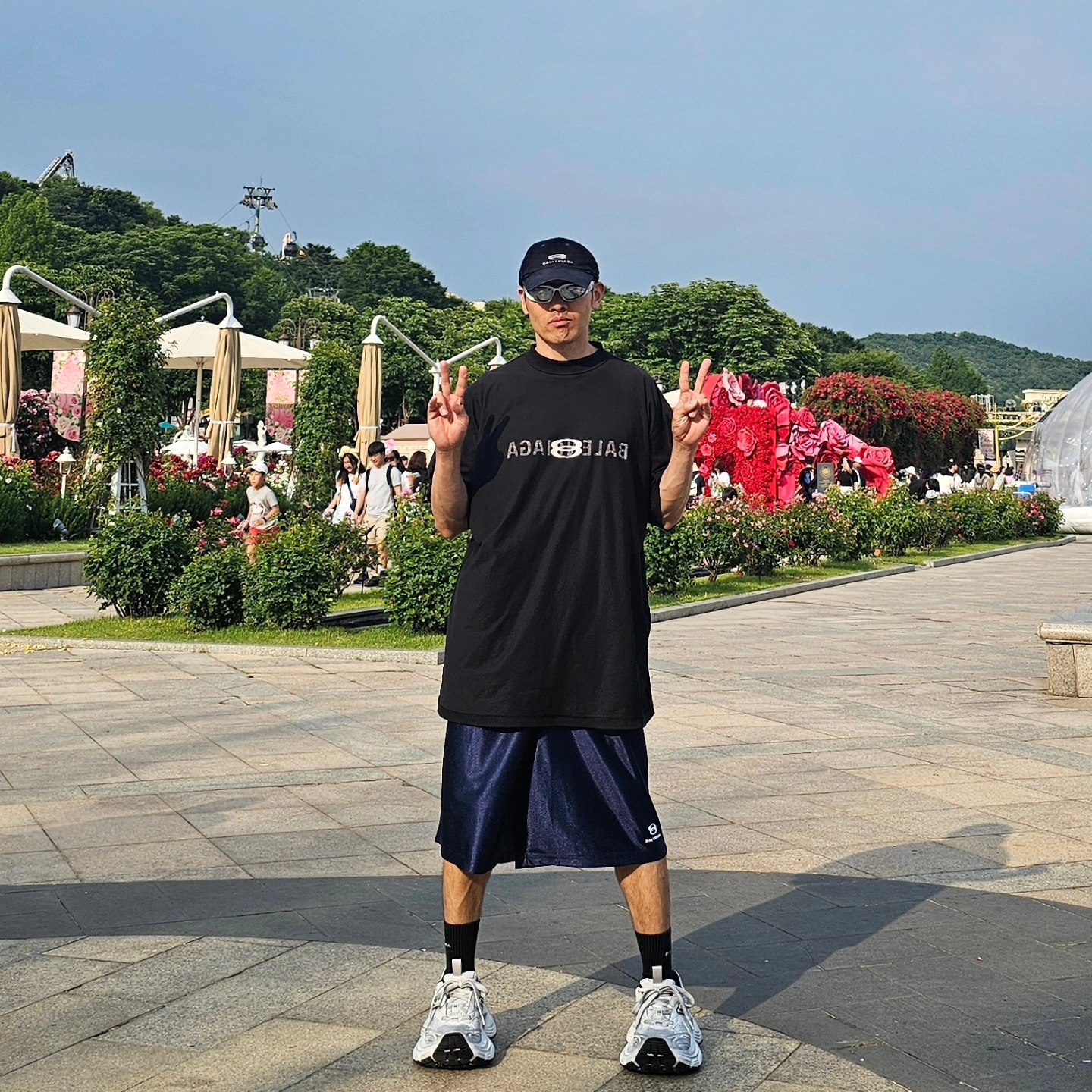 Balenciaga Unity Sports Icon Basketball Shorts Dark Blue, Balenciaga Ai Logo Inside Out Oversized T-Shirt Faded Black 착용 스타일 - 3