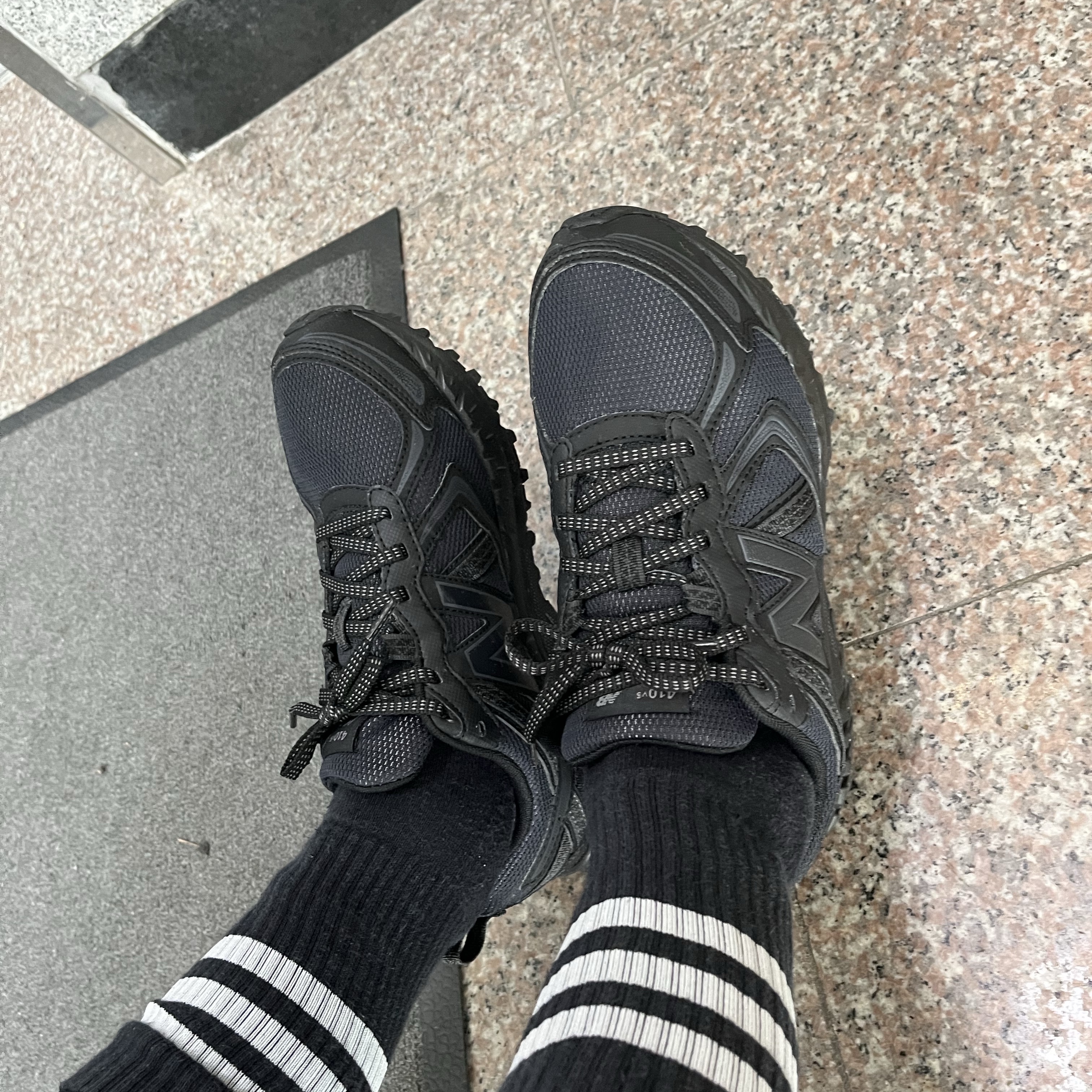 New Balance 410v5 Black - 2E Wide 착용 스타일 - 1