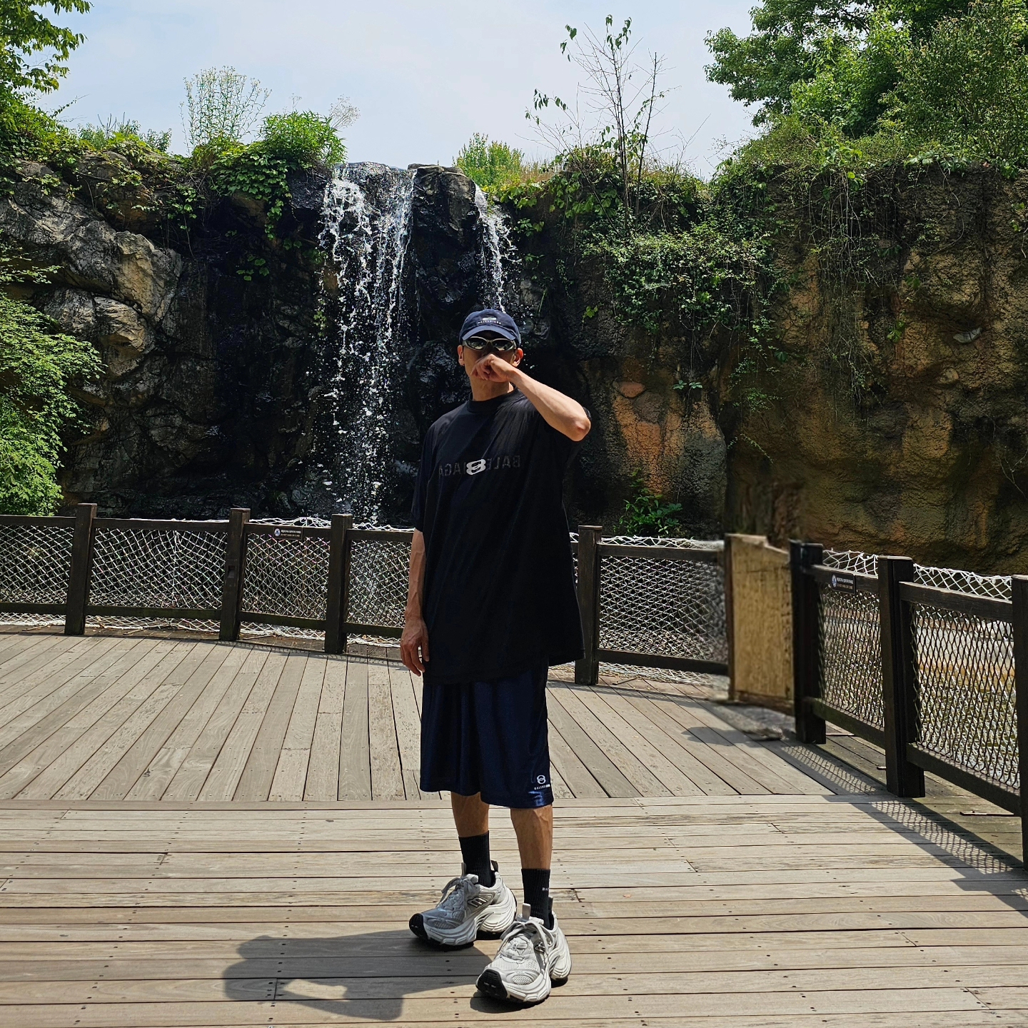 Balenciaga Unity Sports Icon Basketball Shorts Dark Blue, Balenciaga Ai Logo Inside Out Oversized T-Shirt Faded Black 착용 스타일 - 5