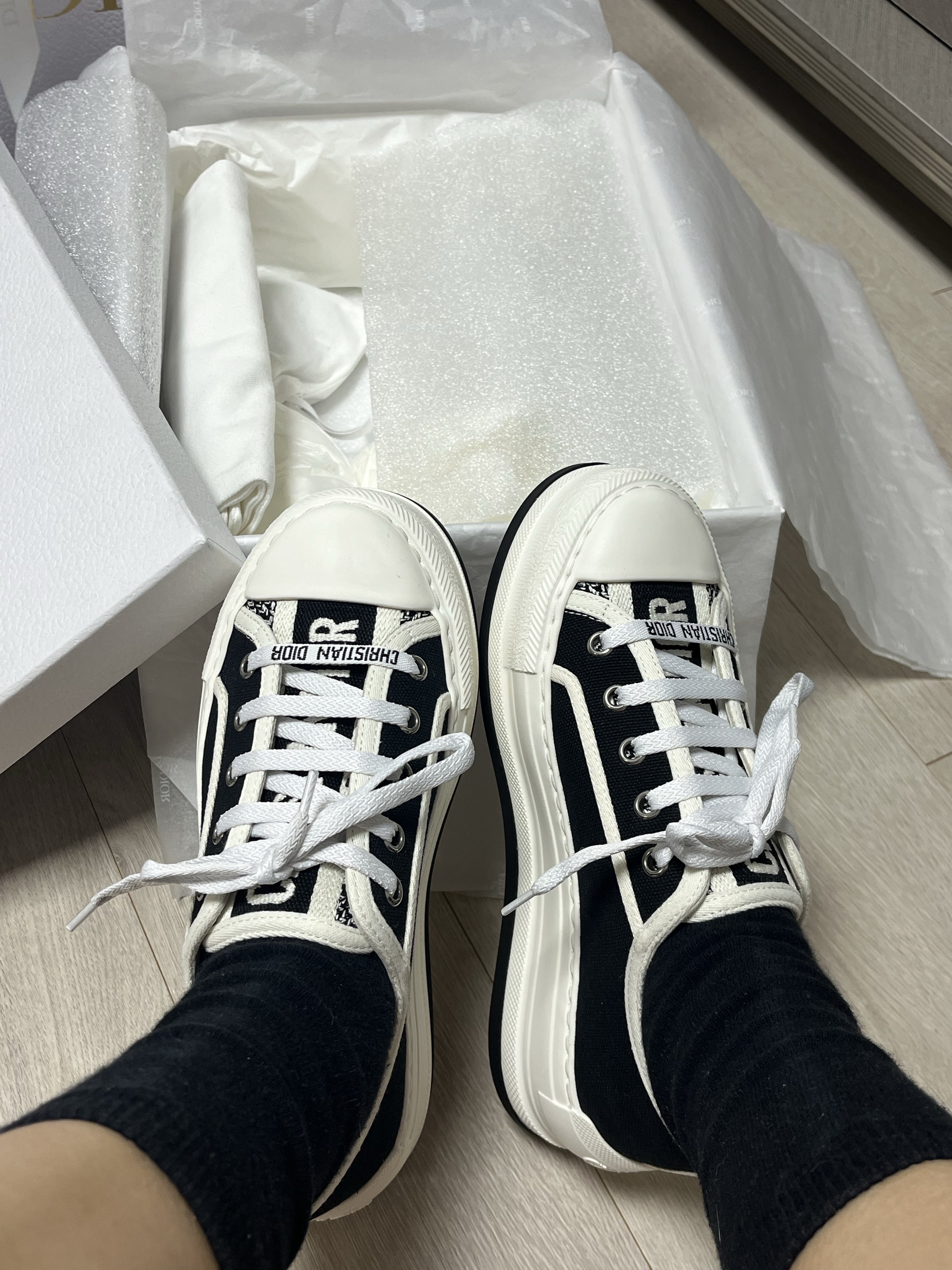 (W) Dior Walk'n'dior Platform Sneaker Black 착용 스타일 - 2