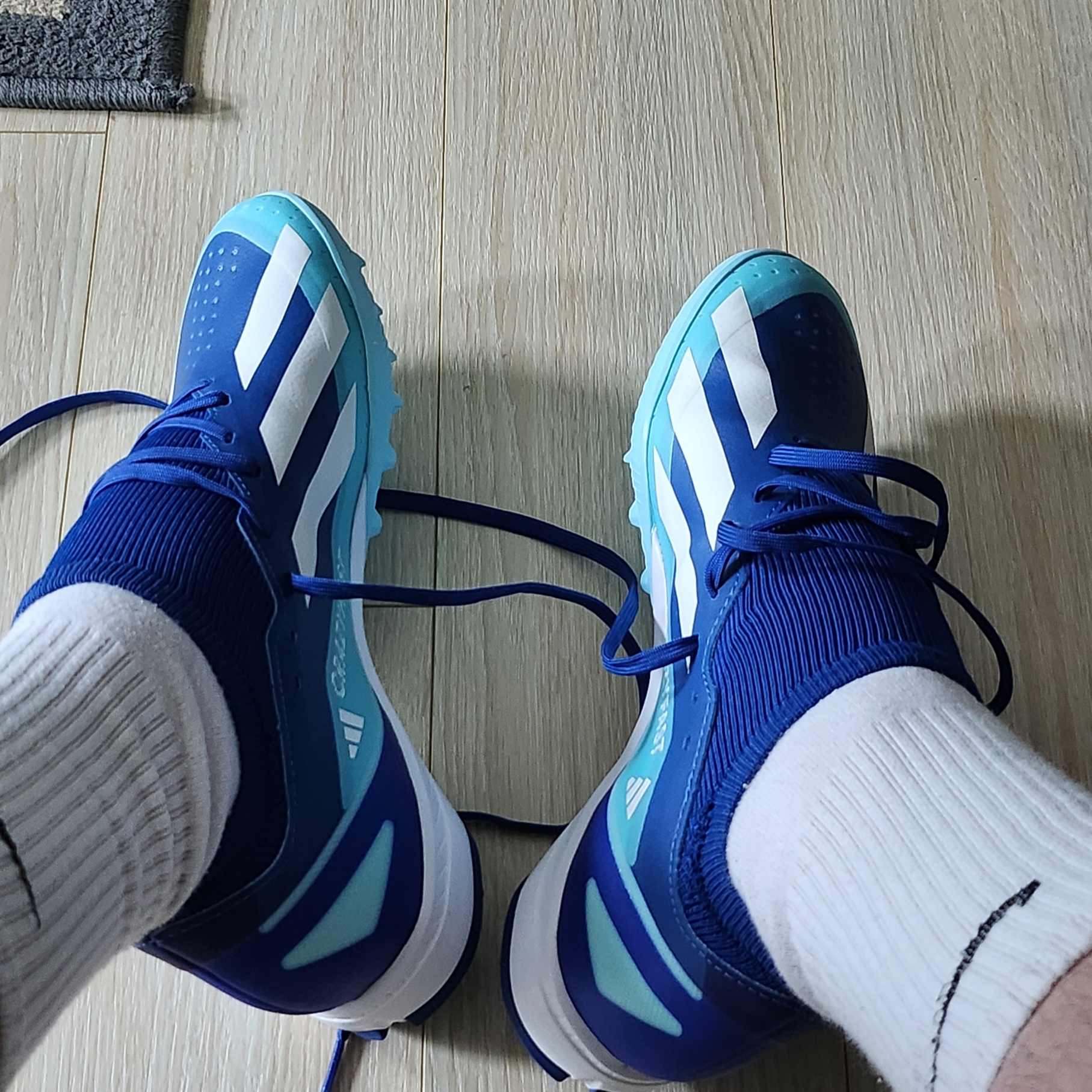 Adidas X Crazyfast.3 TF Bright Royal White 착용 스타일 - 2