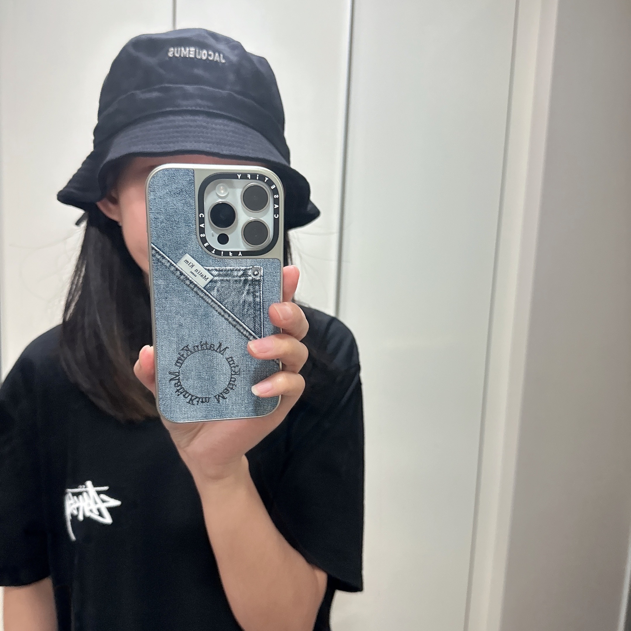 Stussy Plush T-Shirt Black, Jacquemus Le Bob Gadjo Bow Bucket Hat Black 착용 스타일