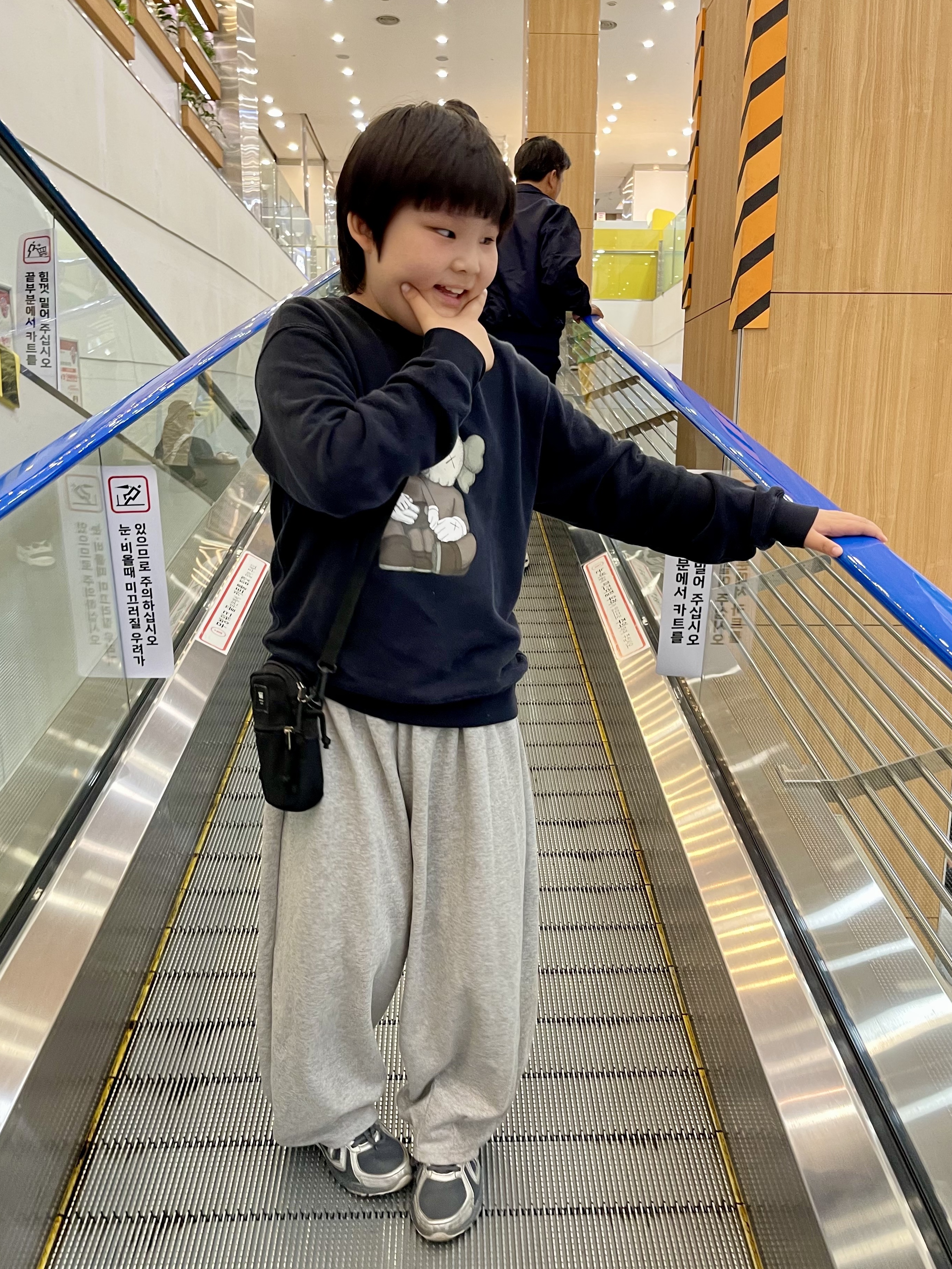 New Balance 410v5 Black Silver - 2E Wide, (Kids) Uniqlo UT x Kaws Long Sleeve Sweatshirt Black 착용 스타일 - 5