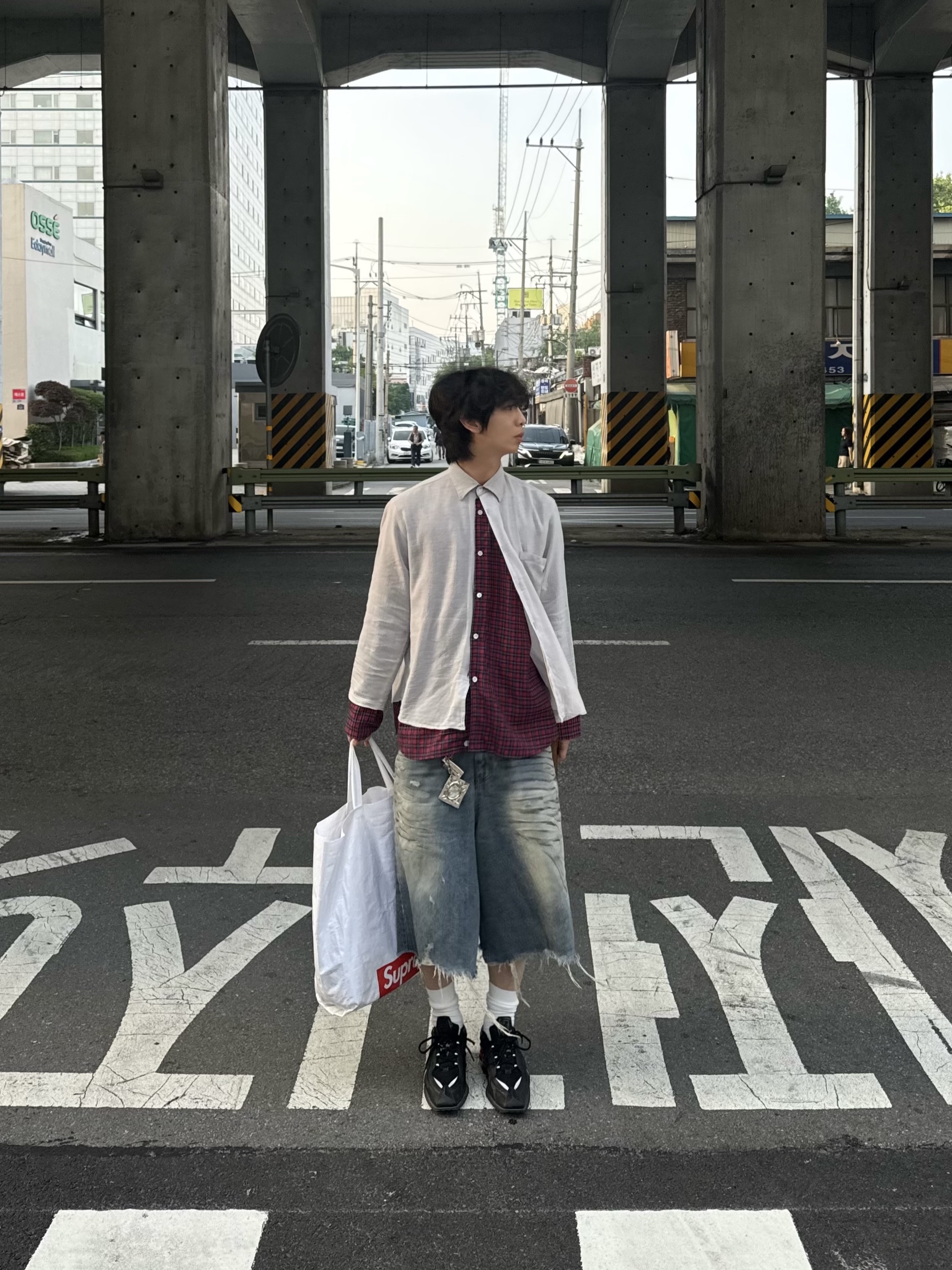 Project G/R Reworked Bermuda Shorts Blue, Nike x Martine Rose Shox MR4 Black 착용 스타일 - 4