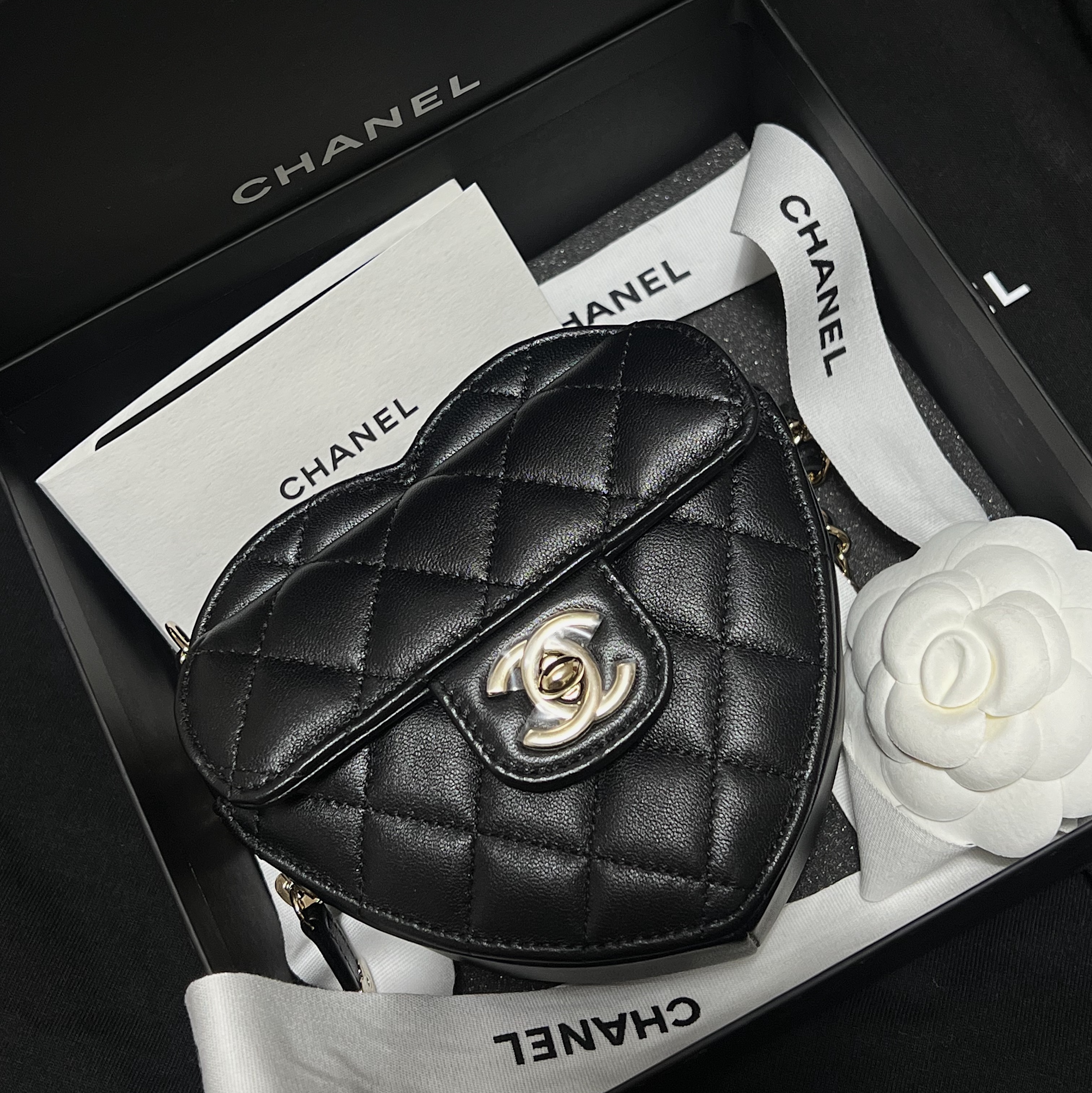 Chanel Heart Clutch with Chain Lambskin & Gold Black 착용 스타일