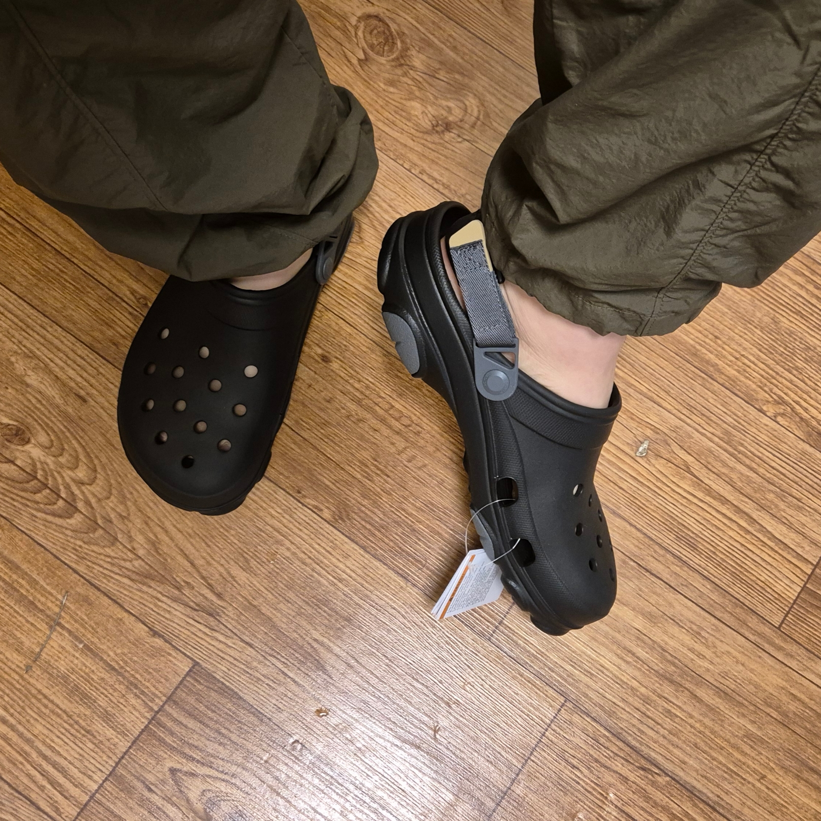 Crocs All Terrain Clog Black 착용 스타일 - 2