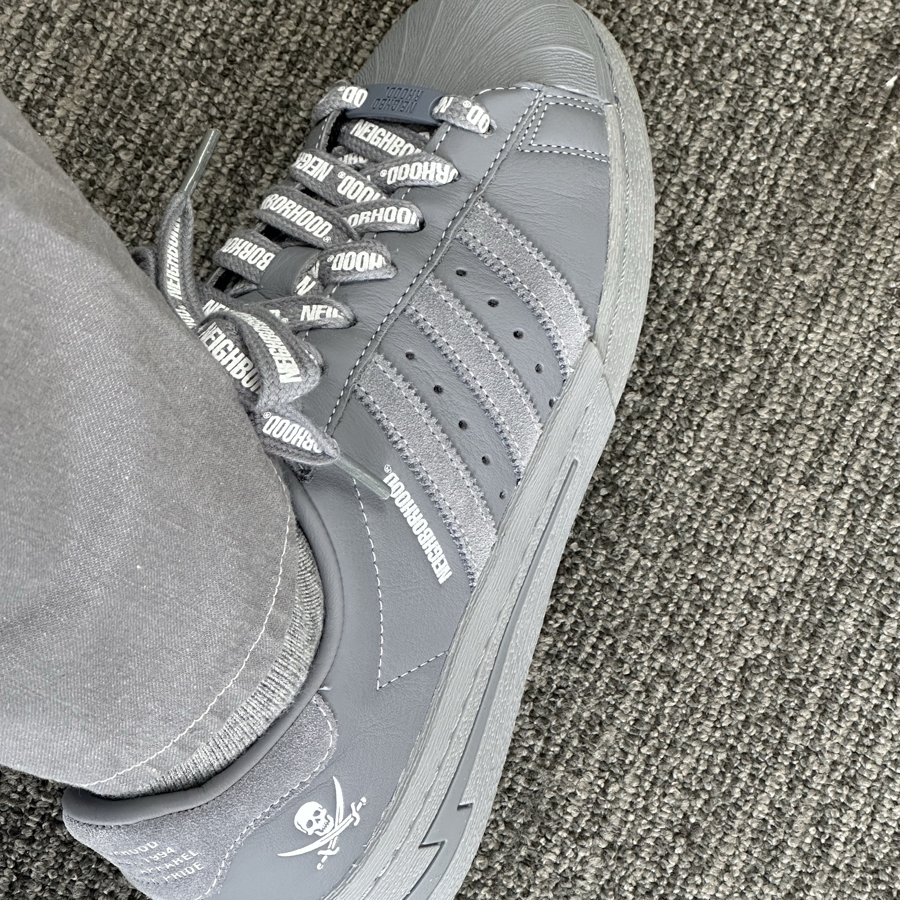 Adidas x Neighborhood Superstar 2024 Grey Cloud White 착용 스타일 - 2