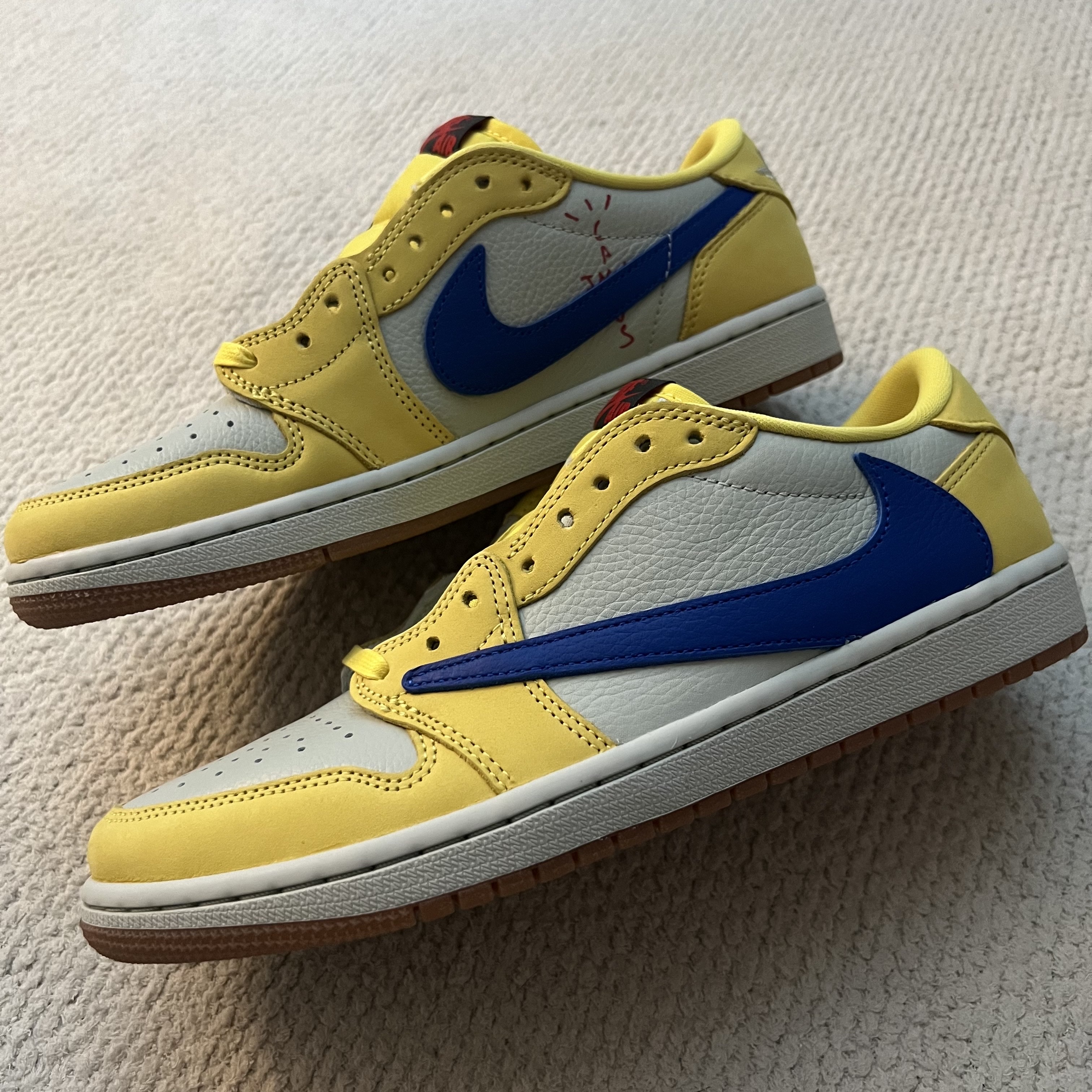 (W) Jordan 1 x Travis Scott Retro Low OG SP Canary 착용 스타일 - 3