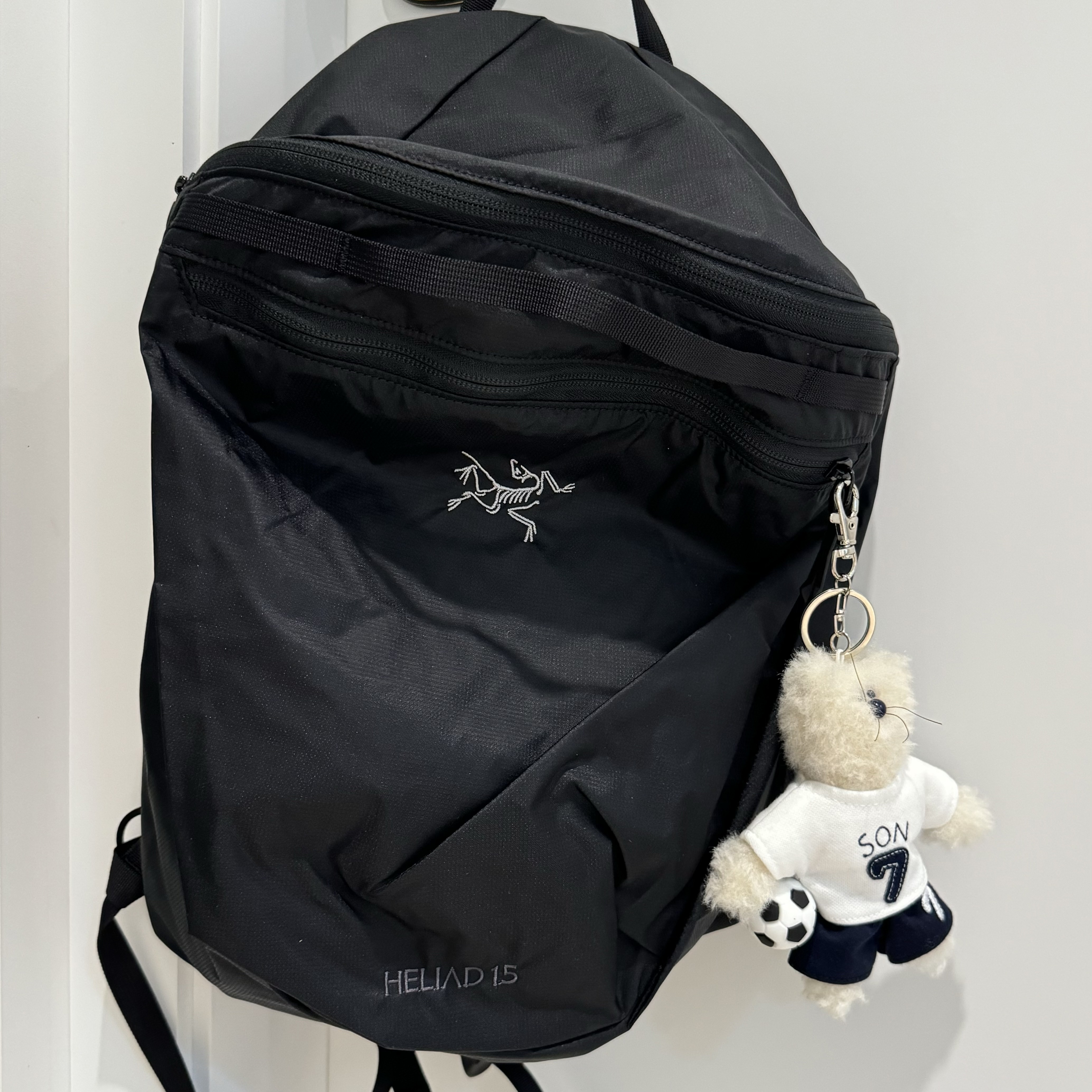 Arc'teryx Heliad 15 Backpack Black, [예약 배송] NOS7 x Monamhee SON.hee Cream 착용 스타일