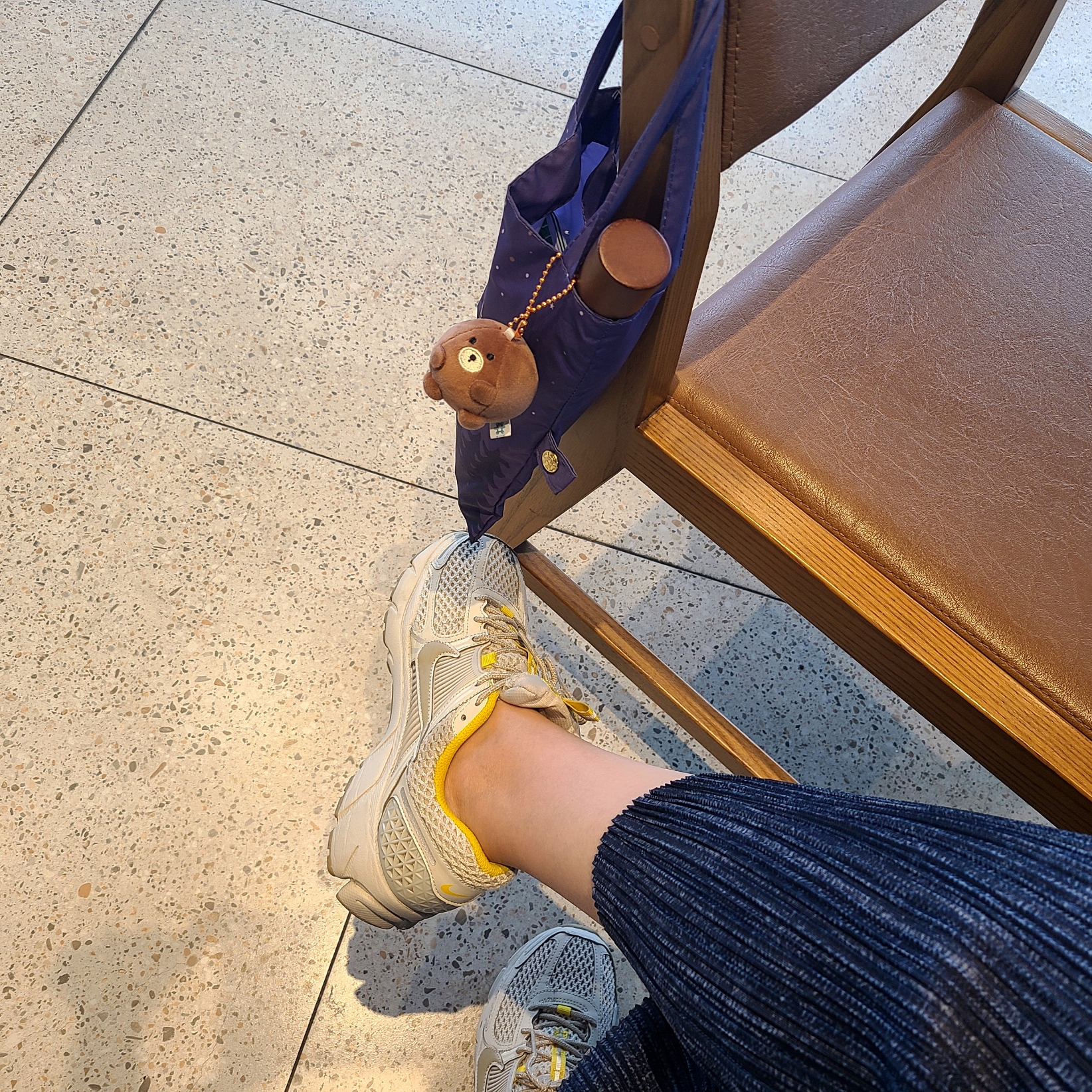 Starbucks 21 Summer Sunset Umbrella Purple, (W) Nike Zoom Vomero 5 Light Bone 착용 스타일 - 2