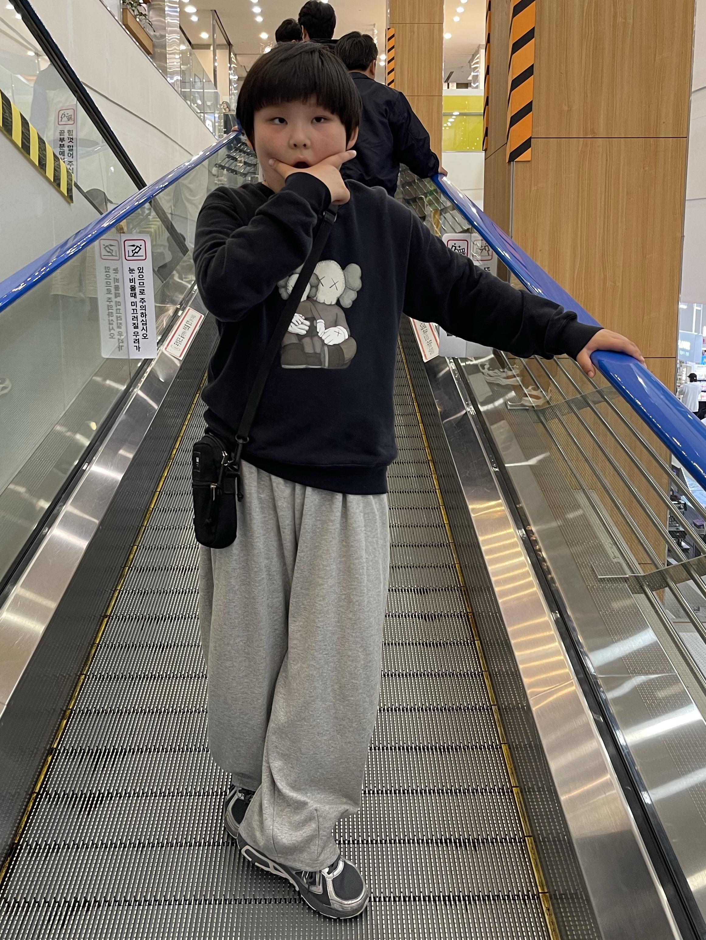 New Balance 410v5 Black Silver - 2E Wide, (Kids) Uniqlo UT x Kaws Long Sleeve Sweatshirt Black 착용 스타일 - 6
