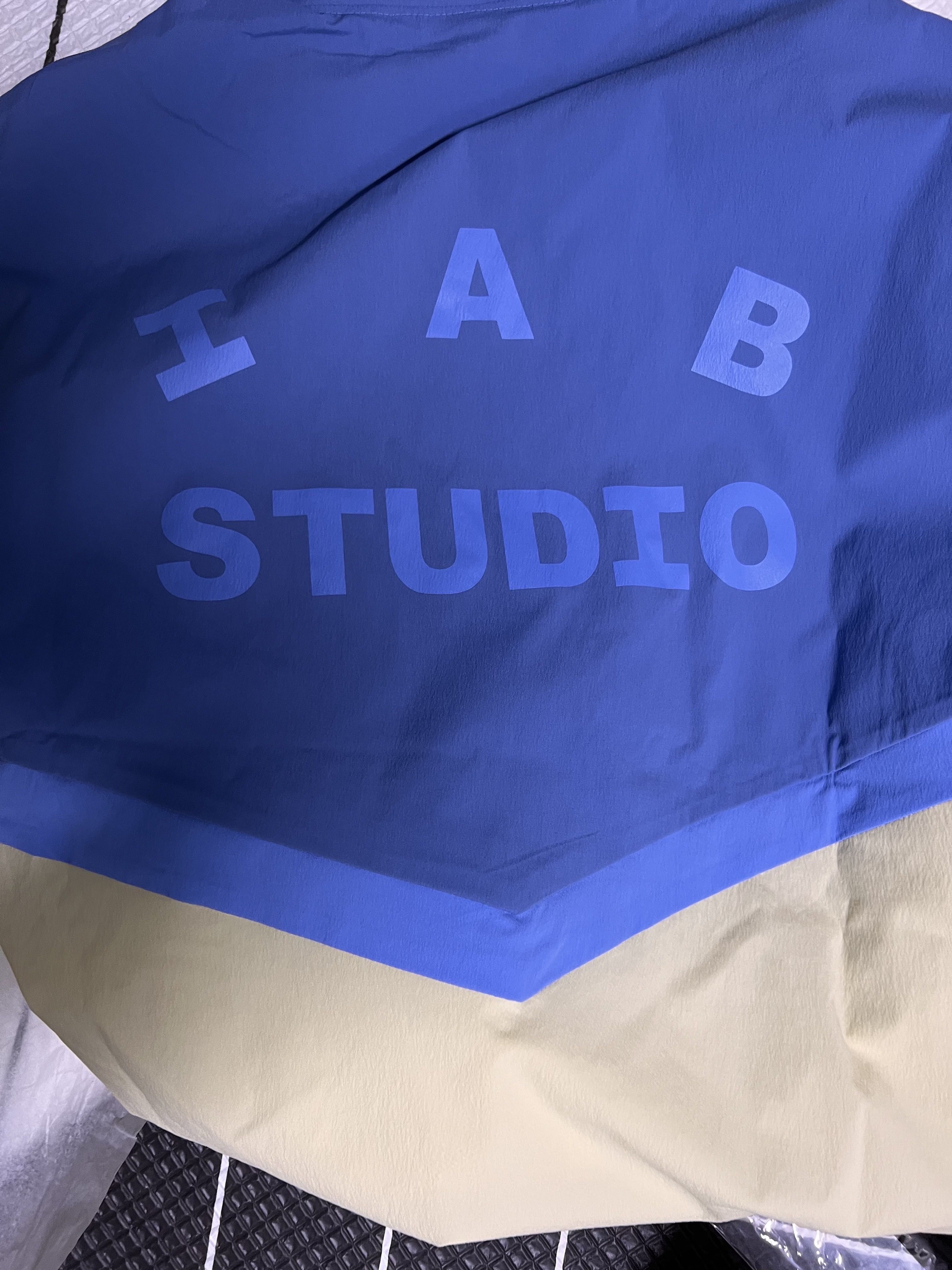 IAB Studio x Yonex Woven Pullover Blue 착용 스타일 - 1