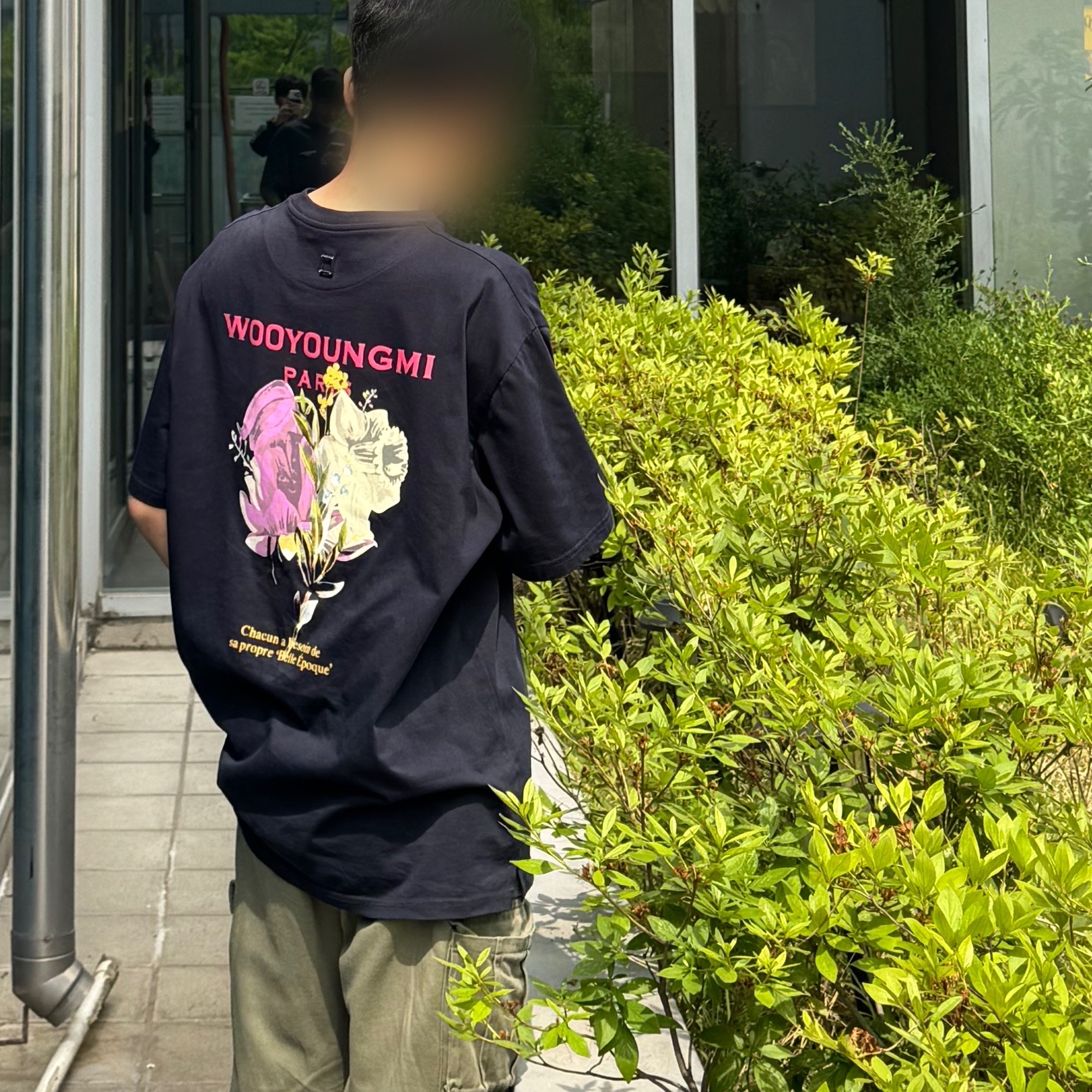 Wooyoungmi Flower Print Back Logo T-Shirt Navy - 22SS 착용 스타일 - 1