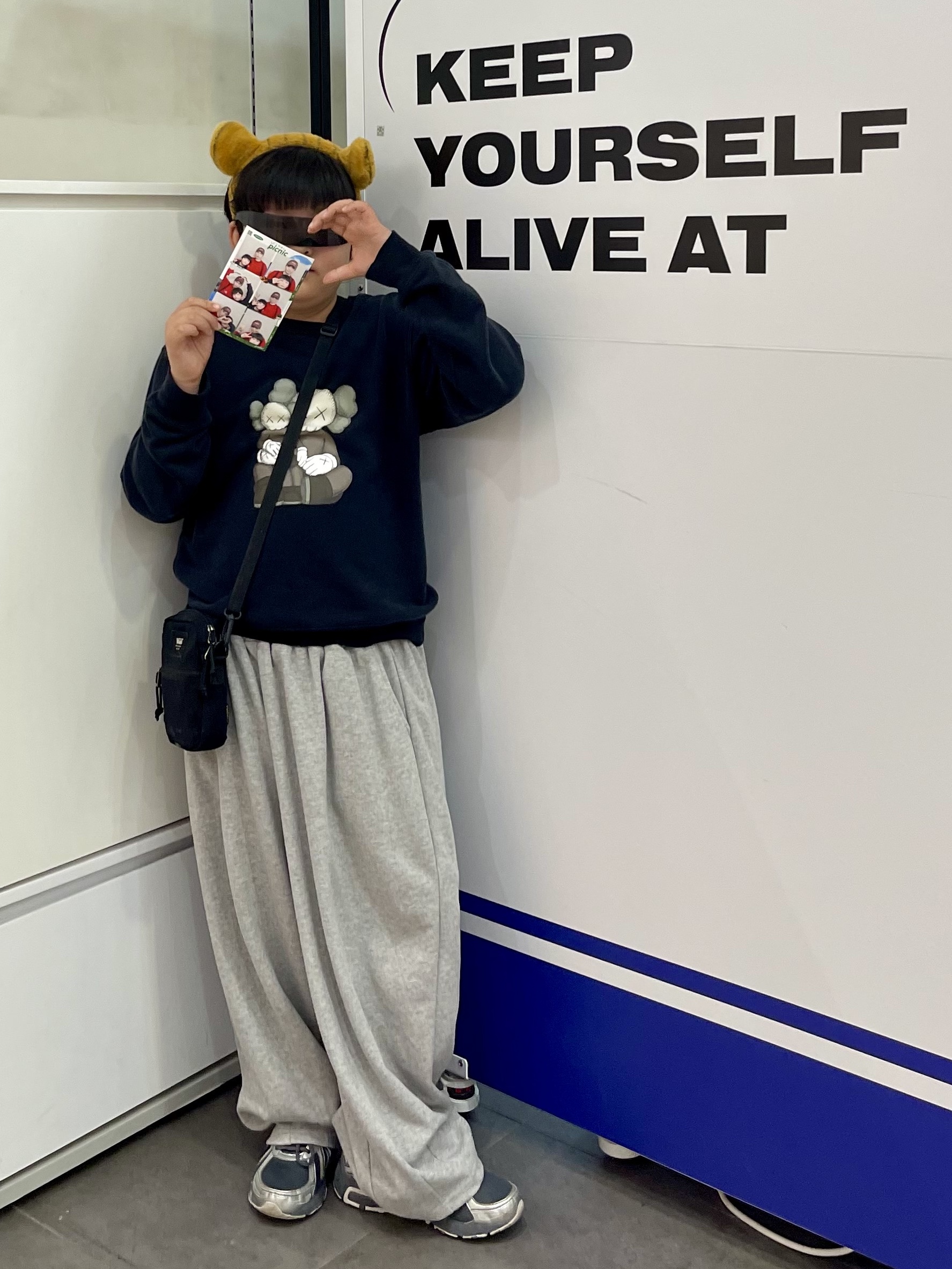 New Balance 410v5 Black Silver - 2E Wide, (Kids) Uniqlo UT x Kaws Long Sleeve Sweatshirt Black 착용 스타일 - 4