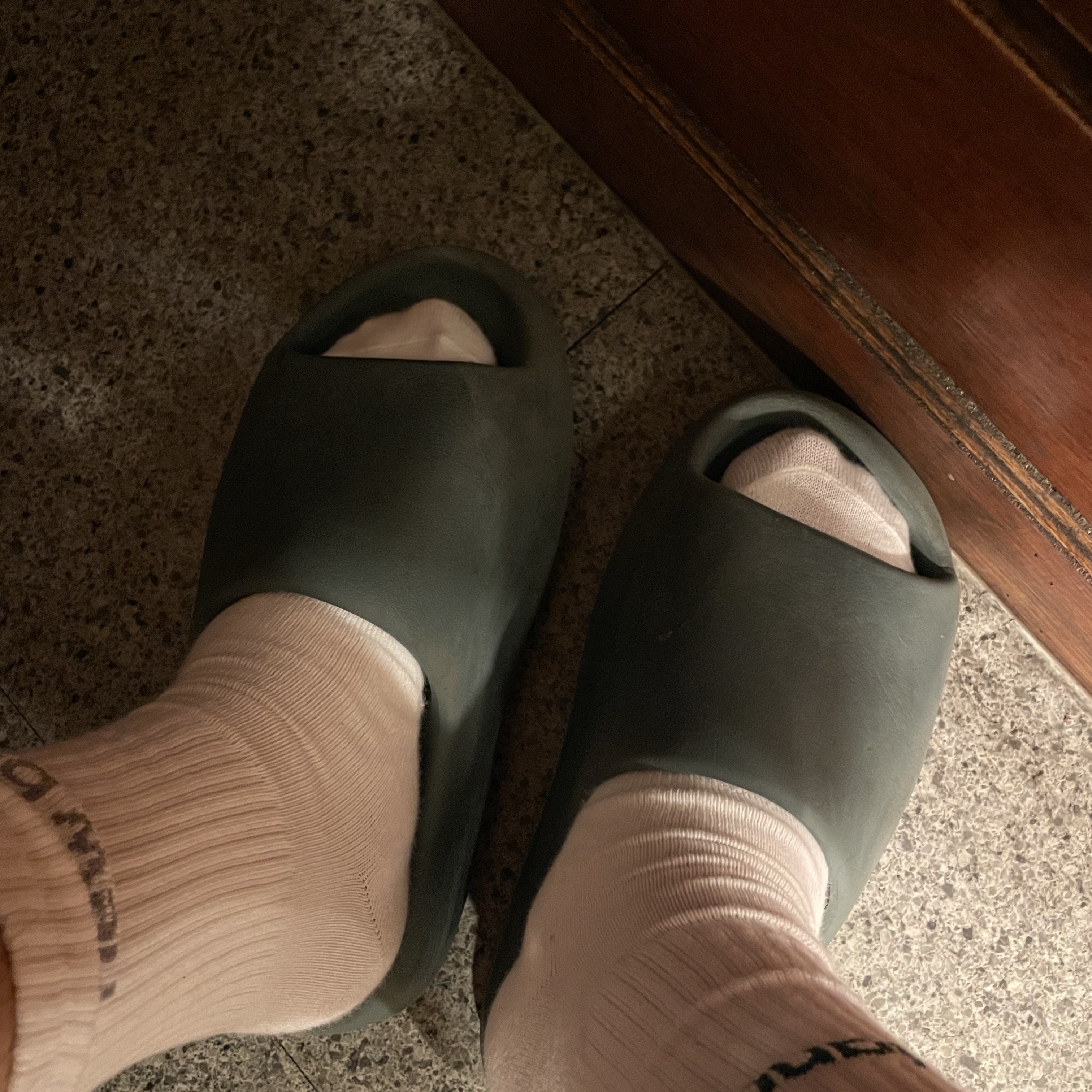 Adidas Yeezy Slide Slate Marine 착용 스타일