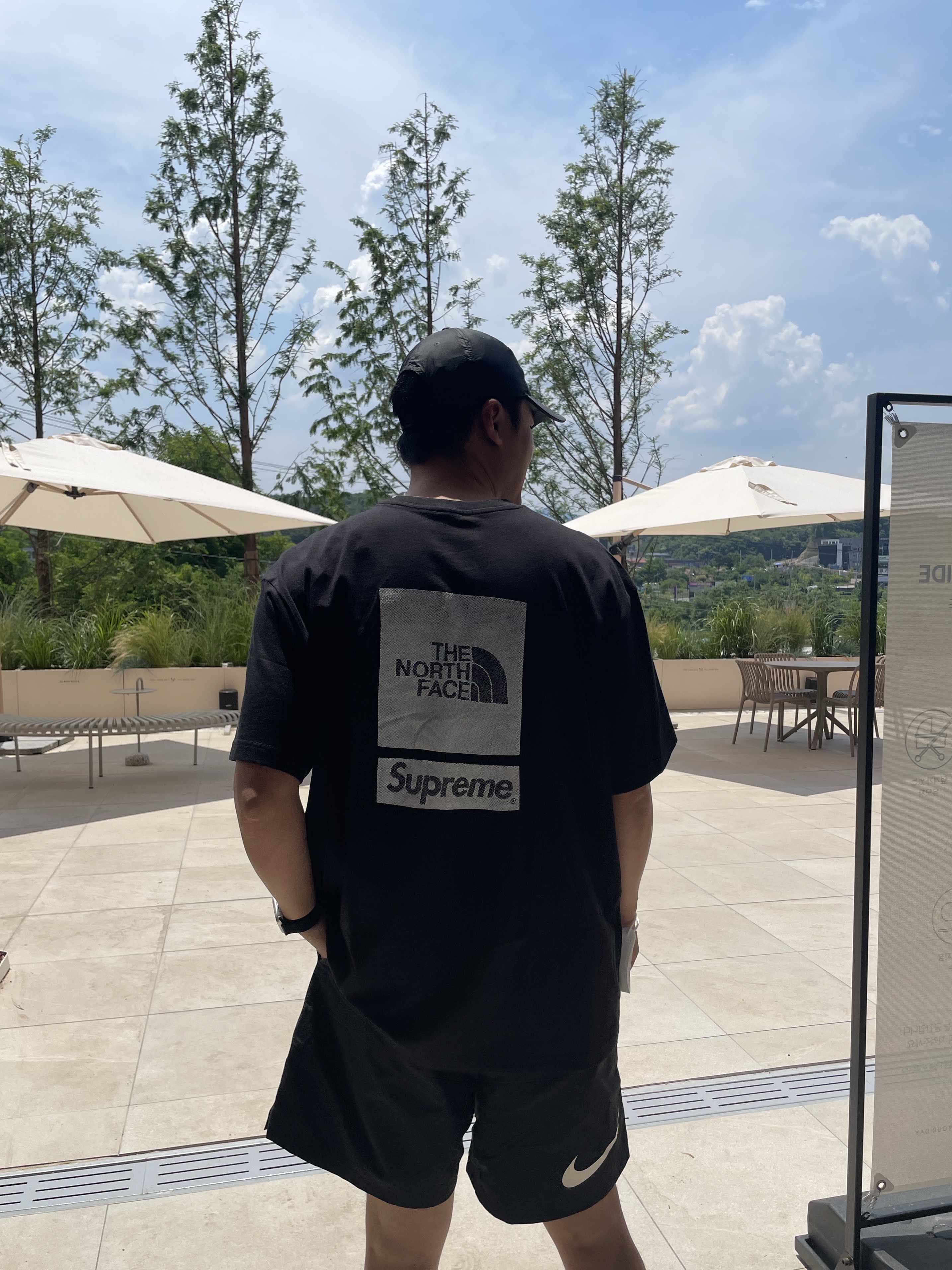 Supreme x The North Face S/S Top Black - 24SS, Nike x Stussy Shorts Black (FJ9167-010) 착용 스타일 - 3