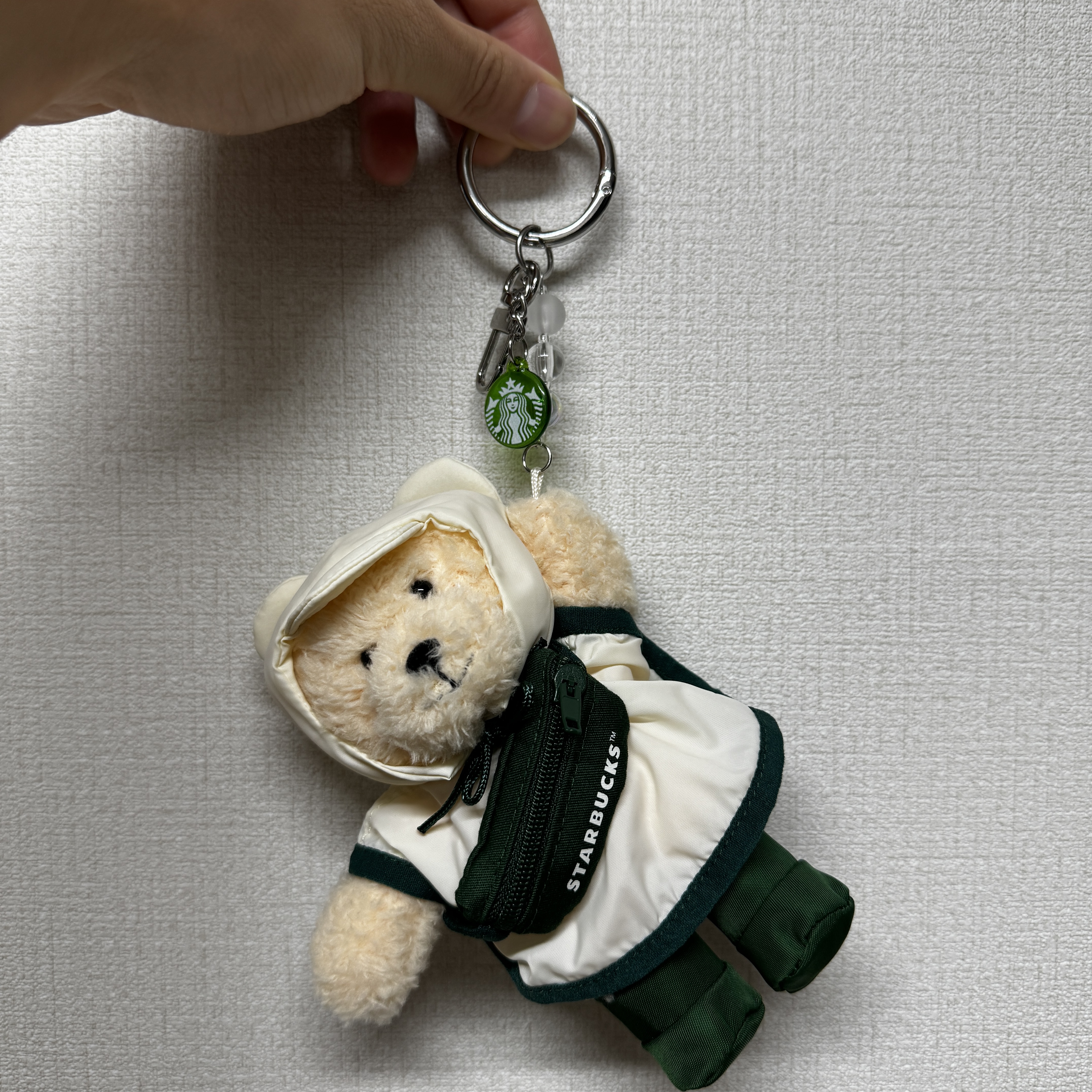 Starbucks x Hunter Rainy Bearista Keychain Cream 착용 스타일 - 2