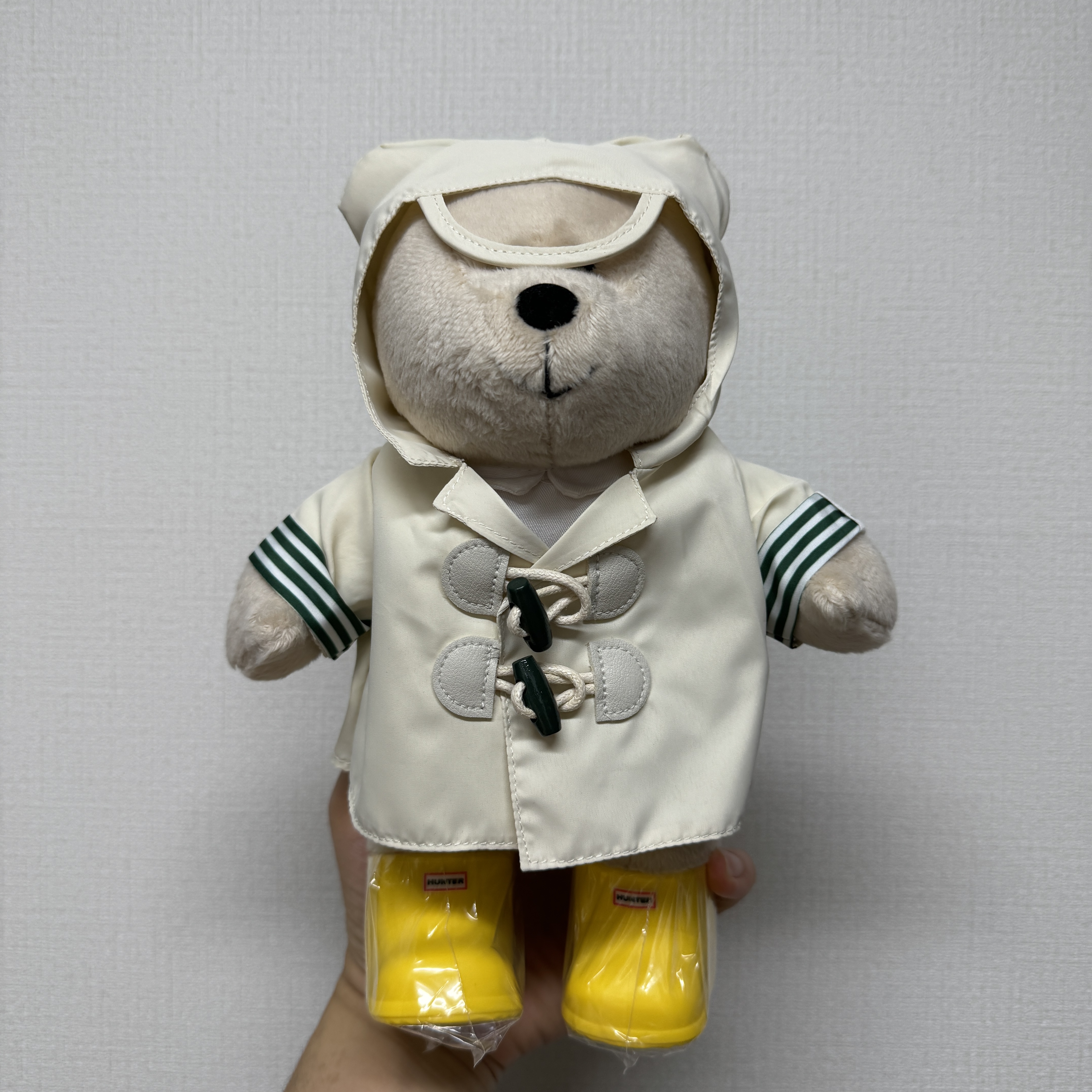 Starbucks x Hunter Rainy Bearista Doll Cream 착용 스타일 - 2