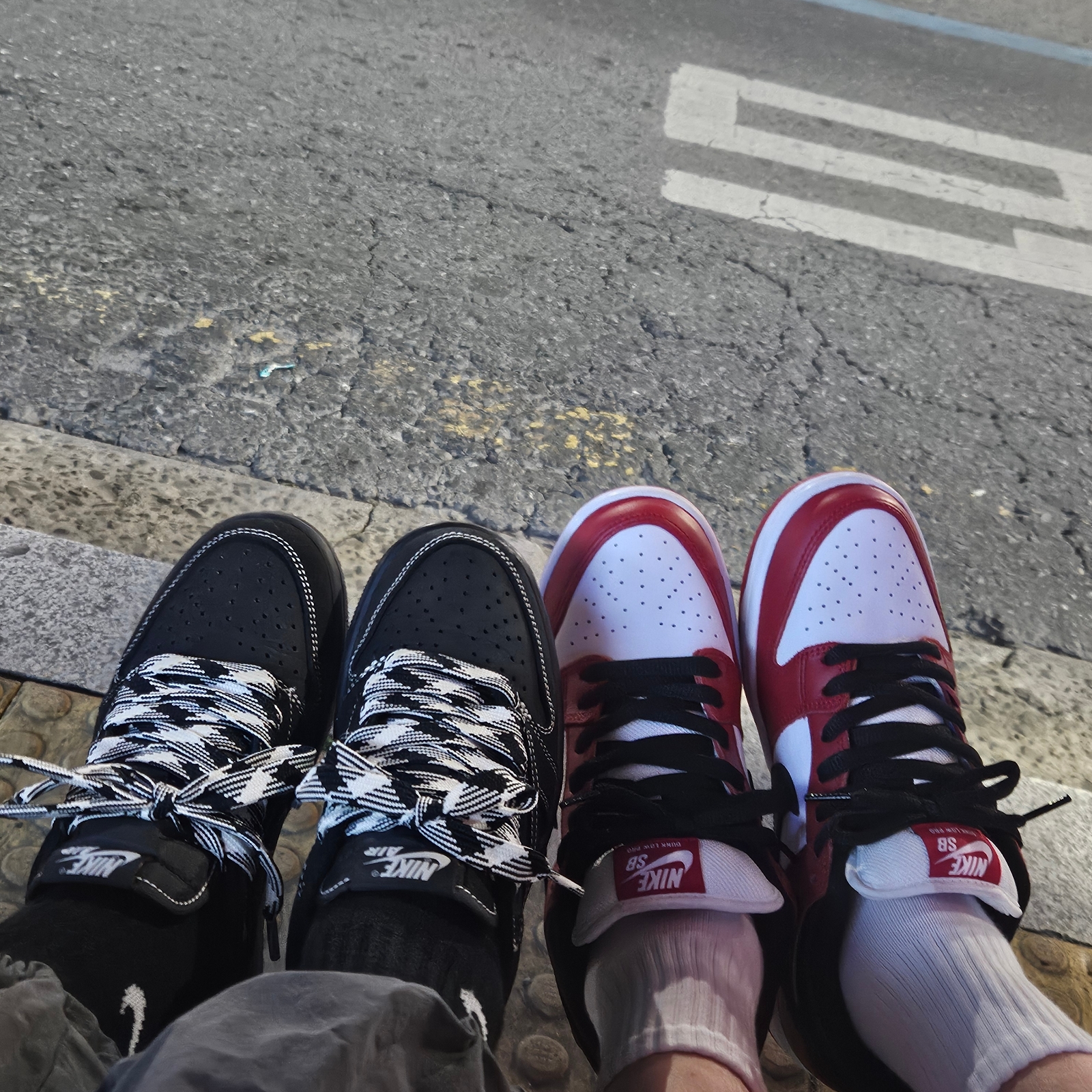 Jordan 1 x Travis Scott Retro Low OG SP Black Phantom, Nike SB Dunk Low Pro Chicago 착용 스타일