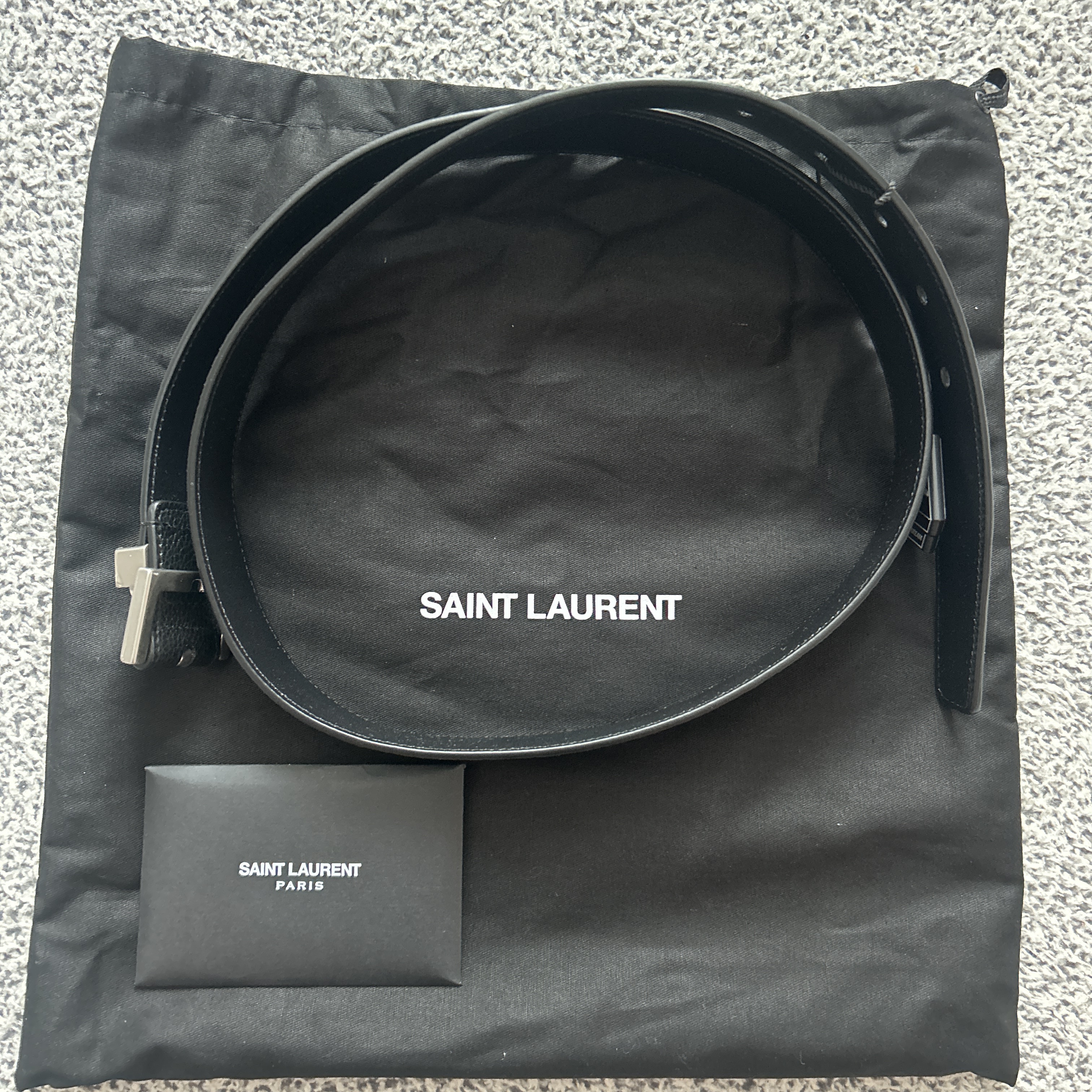 Saint Laurent Grained Leather Silver Monogram Belt Black 착용 스타일