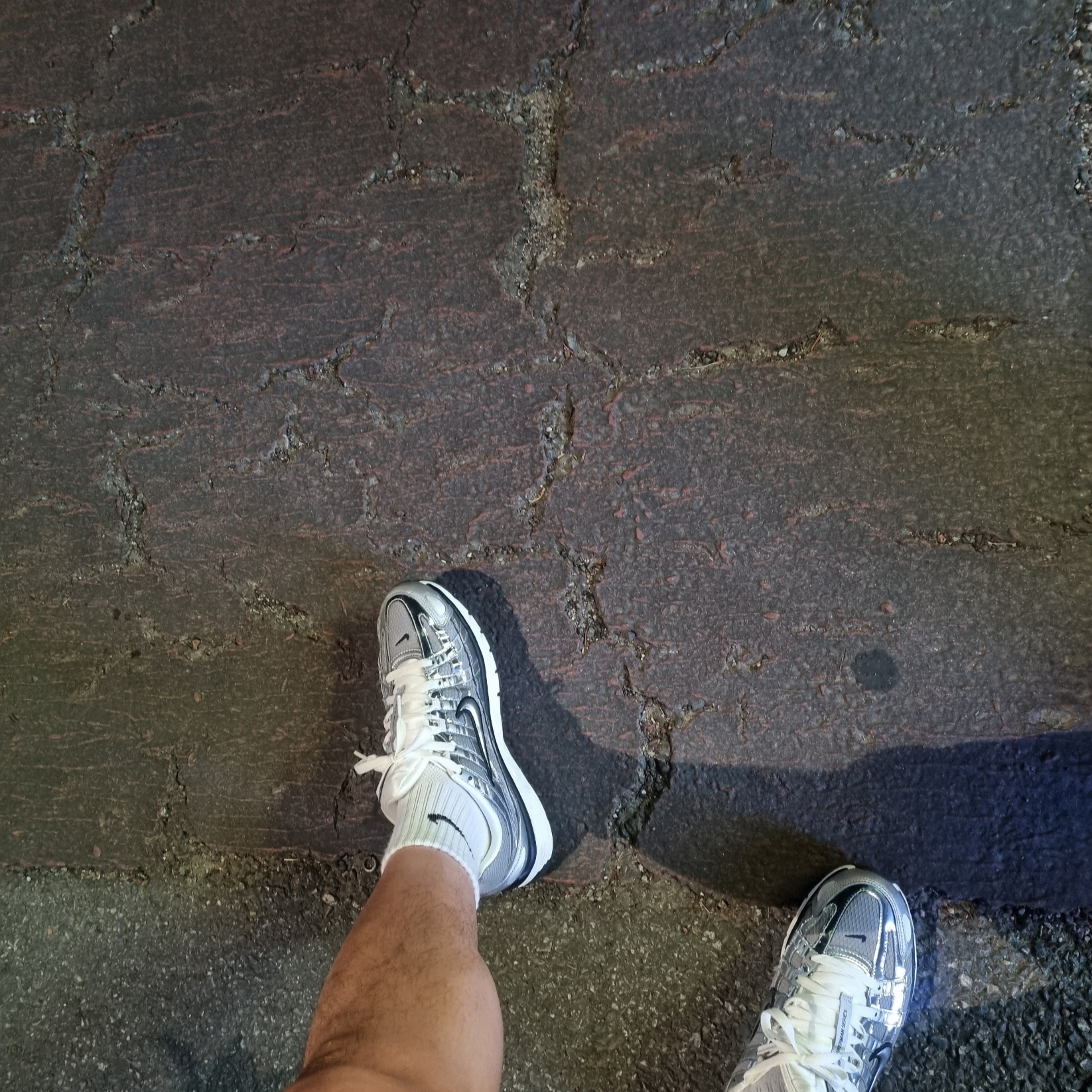 Nike P-6000 Metallic Silver 착용 스타일