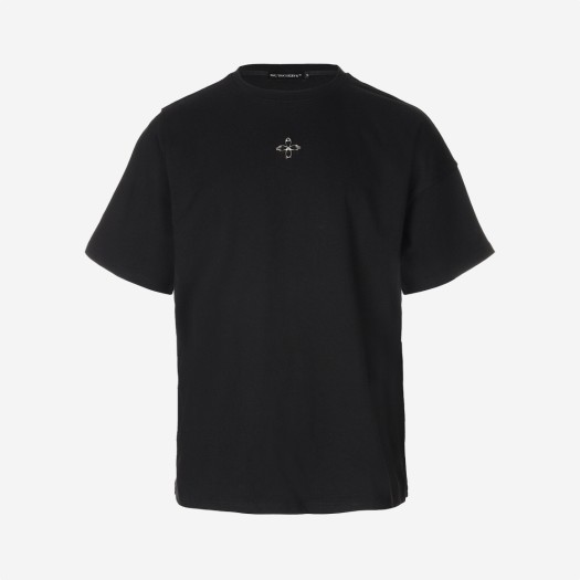 써저리 언발런스 메탈 클로버 로고 티셔츠 블랙