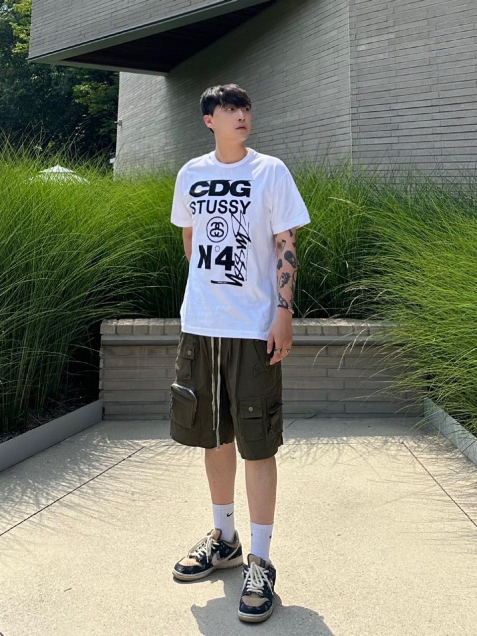 CDG x Stussy T-Shirt White, Nike x Travis Scott SB Dunk Low 착용 스타일 - 2