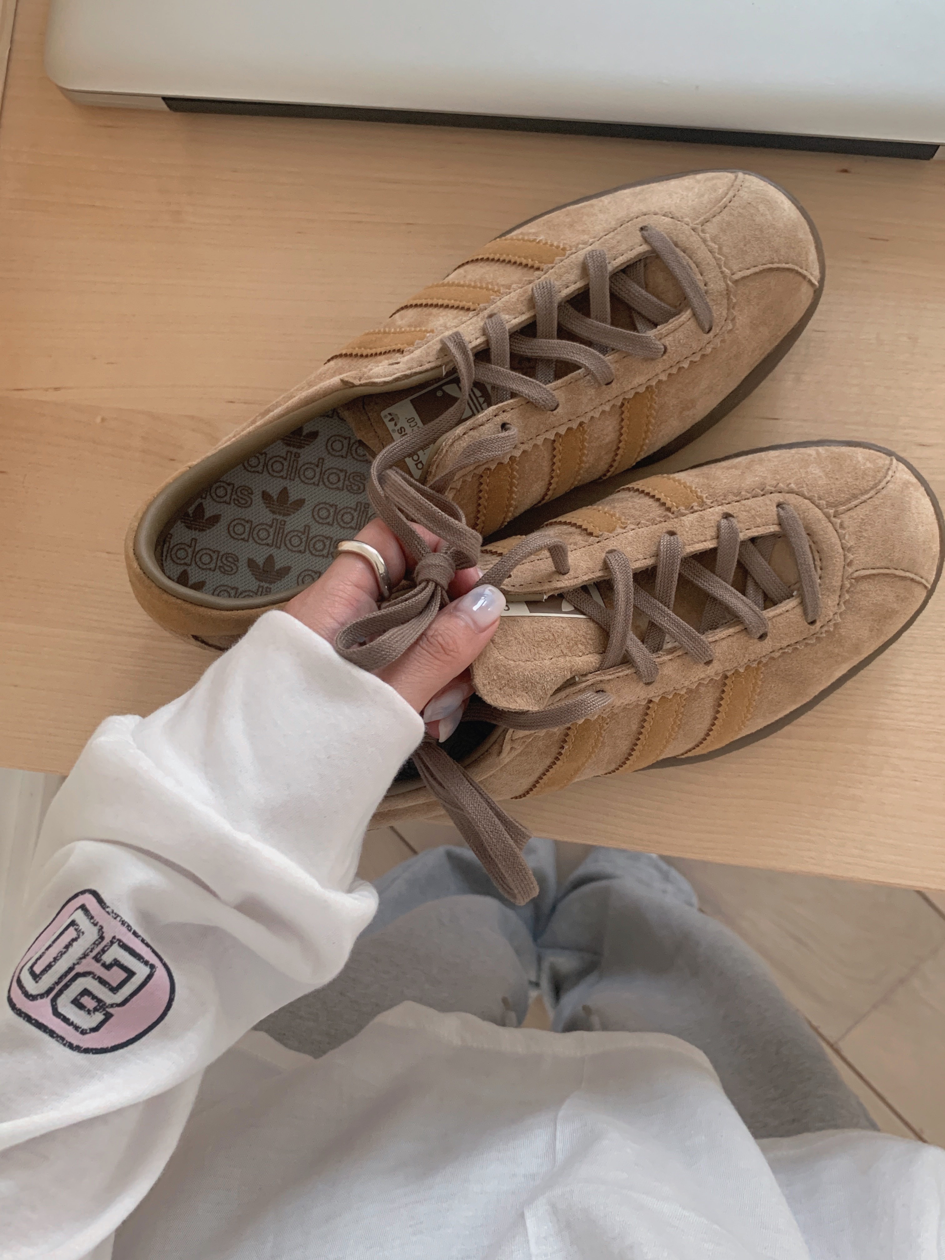 Adidas Tobacco Pantone Mesa 착용 스타일 - 1