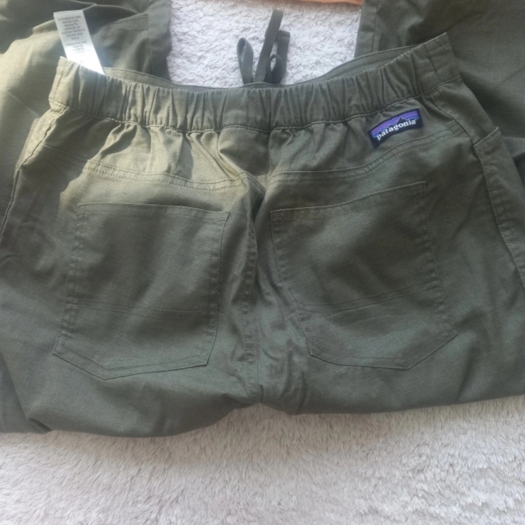 Patagonia Line Logo Ridge Pocket Responsibili-Tee White, Patagonia Hydropeak Hybrid Walk Shorts 18 Inch Weathered Stone 착용 스타일 - 5