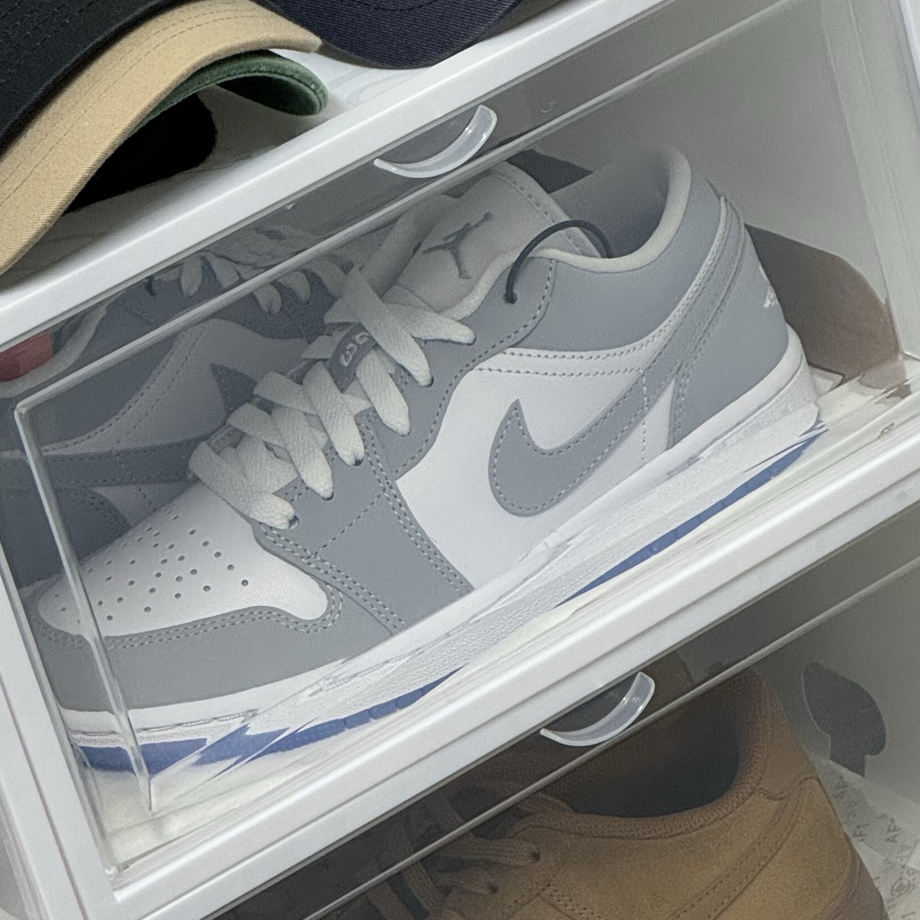 (W) Jordan 1 Low White Wolf Grey, Converse Chuck 70 High Rush Blue 착용 스타일 - 2