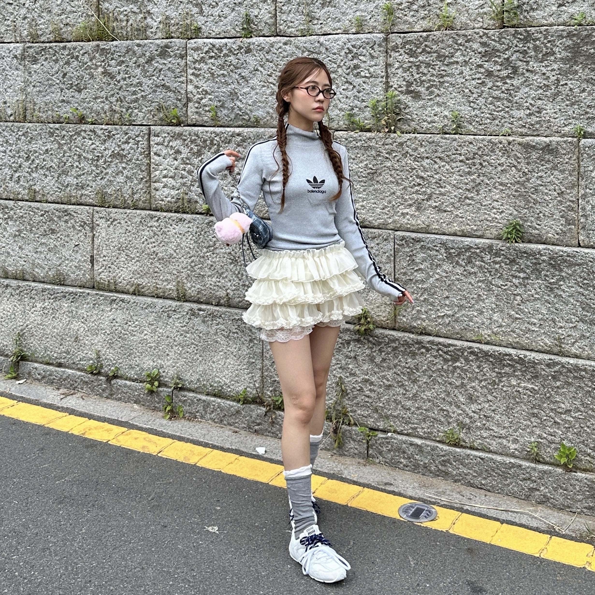 Balenciaga Le Cagole Mini Bag with Chain BB Monogram Bleached Denim Blue, (W) Miu Miu Regard sunglasses Blue Lenses Honey Tortoiseshell Acetate Alternative fit 착용 스타일 - 2