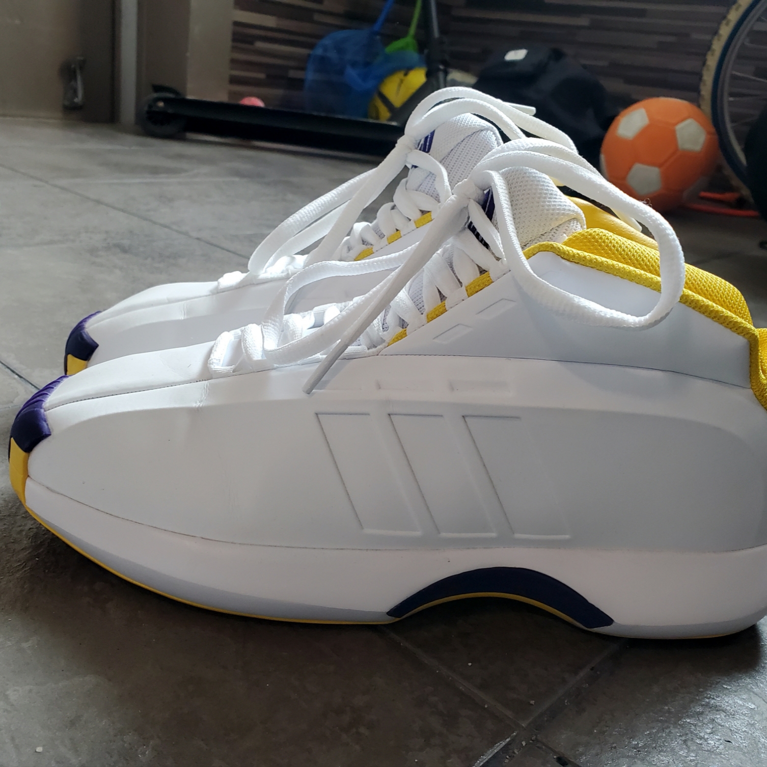 Adidas Crazy 1 Bold Gold Collegiate Purple, Adidas Crazy 1 Core Black Collegiate Purple 착용 스타일 - 1
