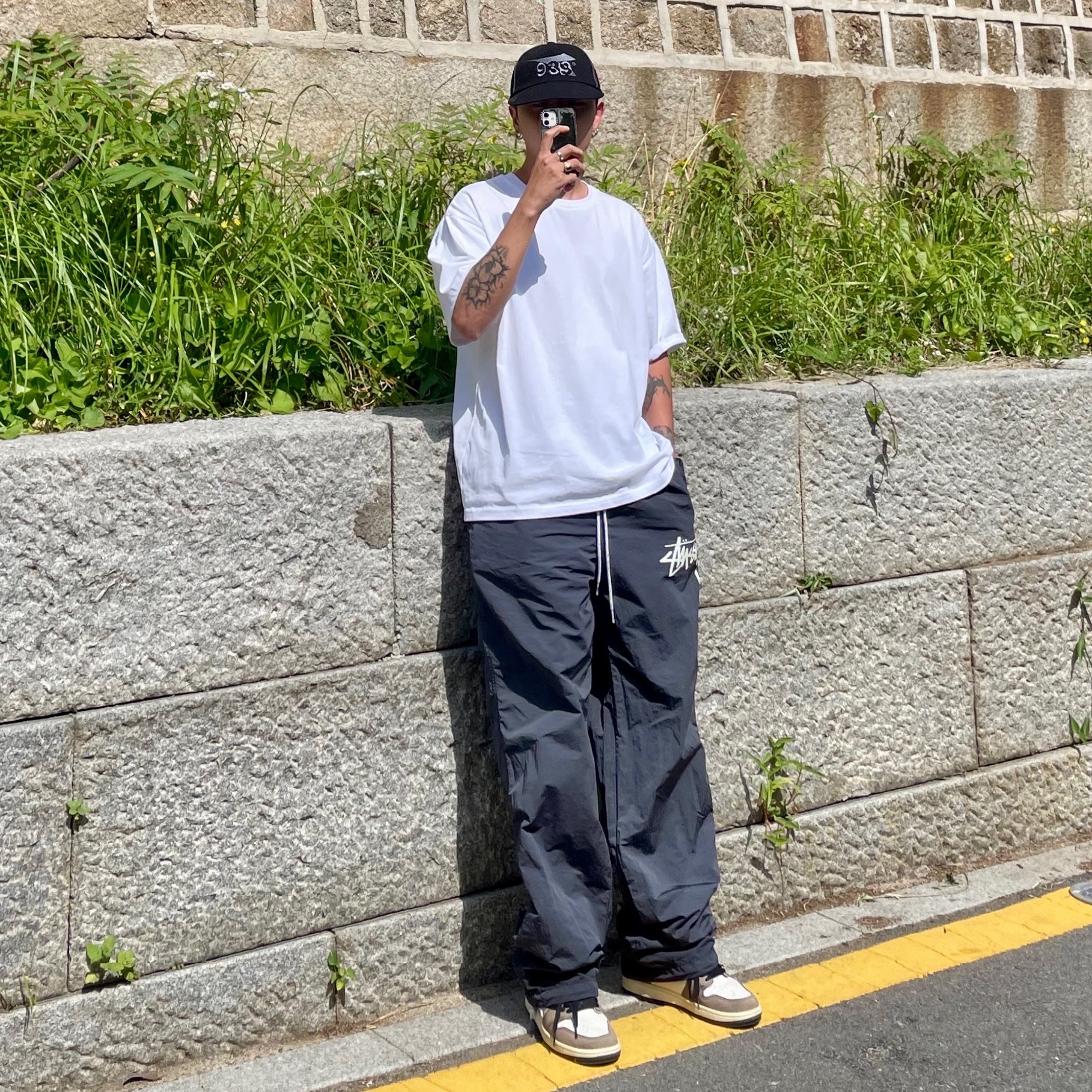 Nike x Stussy Beach Pants Off Noir, Jordan 1 x Travis Scott Retro High OG SP Mocha 착용 스타일 - 1
