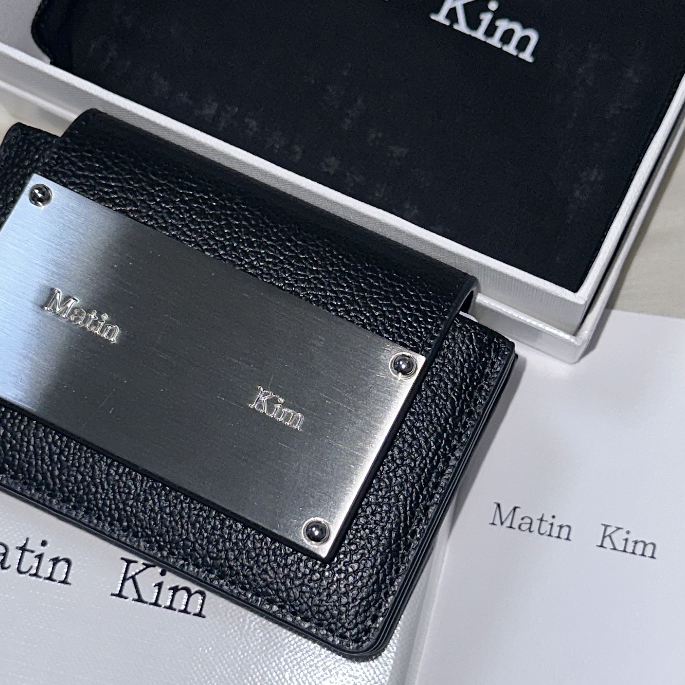 Matin Kim Accordion Wallet Black 착용 스타일