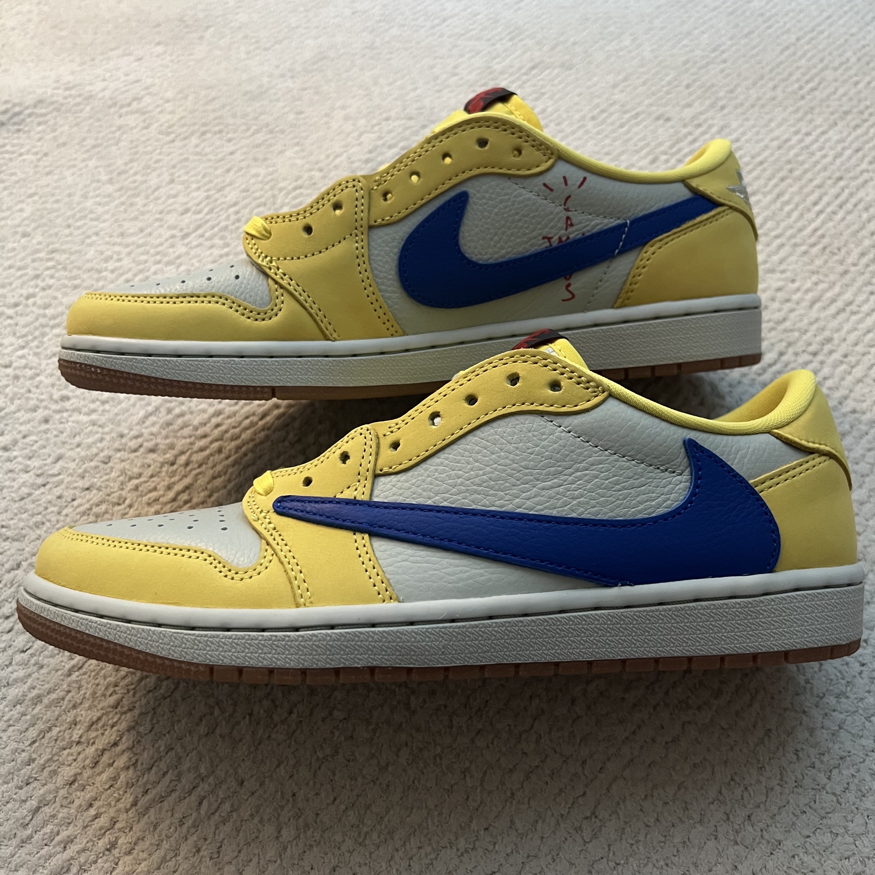 (W) Jordan 1 x Travis Scott Retro Low OG SP Canary 착용 스타일 - 1