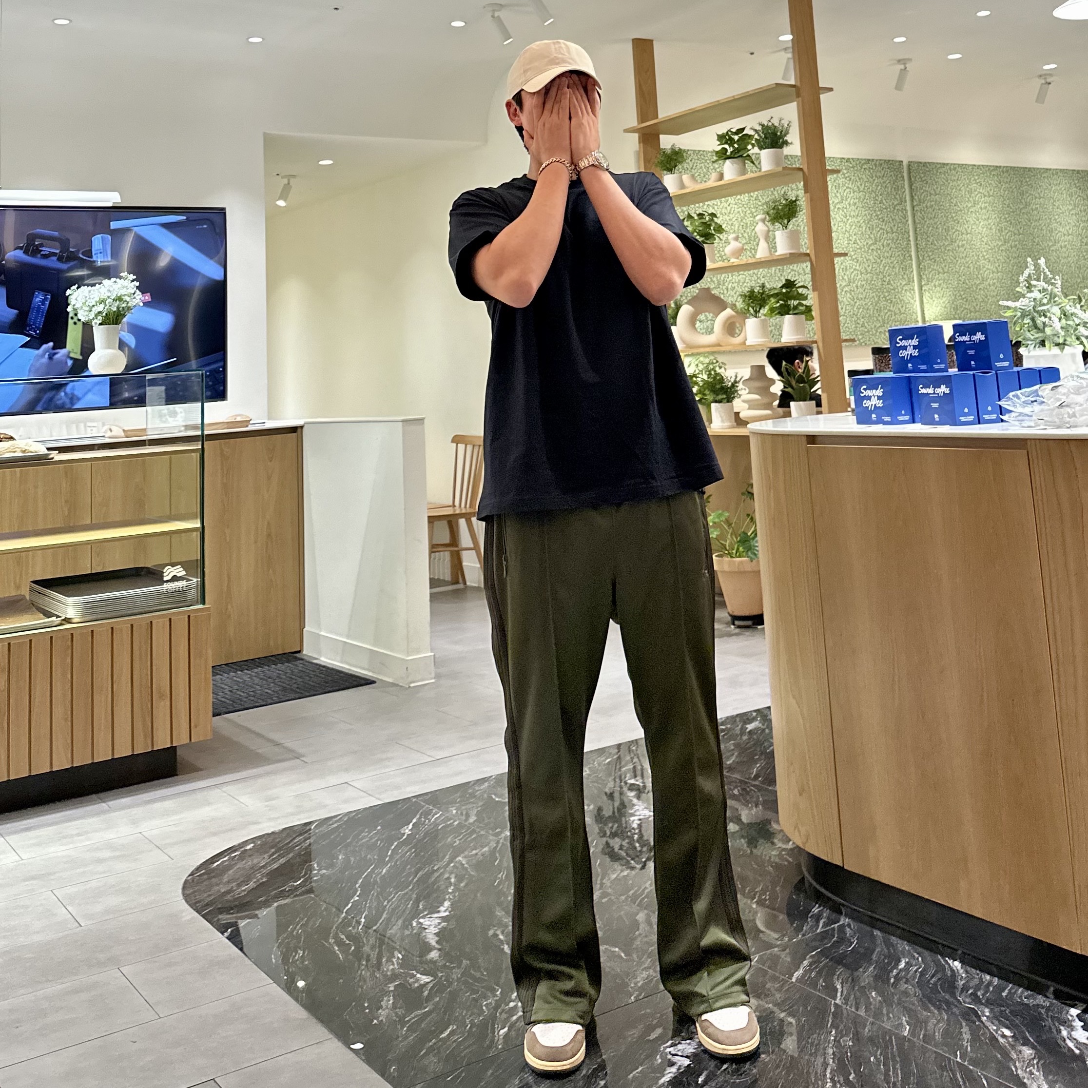 Rolex Submariner Date 40mm 116613LB Royal Blue Oyster, Needles Narrow Track Pants Poly Smooth Olive 착용 스타일 - 1