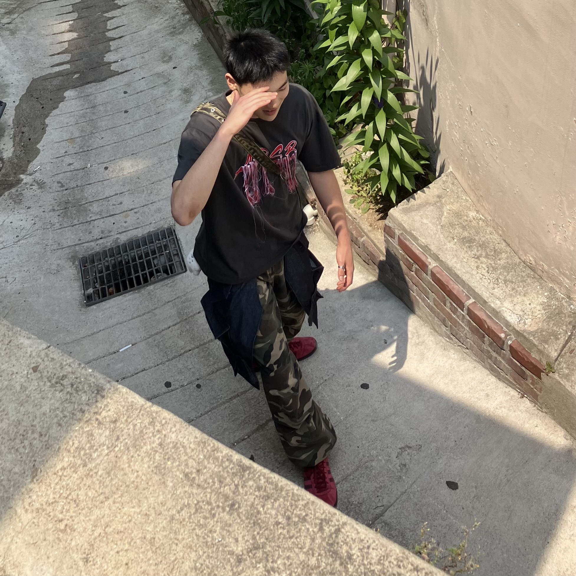 [KREAM 단독] ADSB Andersson Bell Raptor Layered Cargo Pants Indigo Green, Adidas Tobacco Gruen Collegiate Burgundy 착용 스타일 - 1