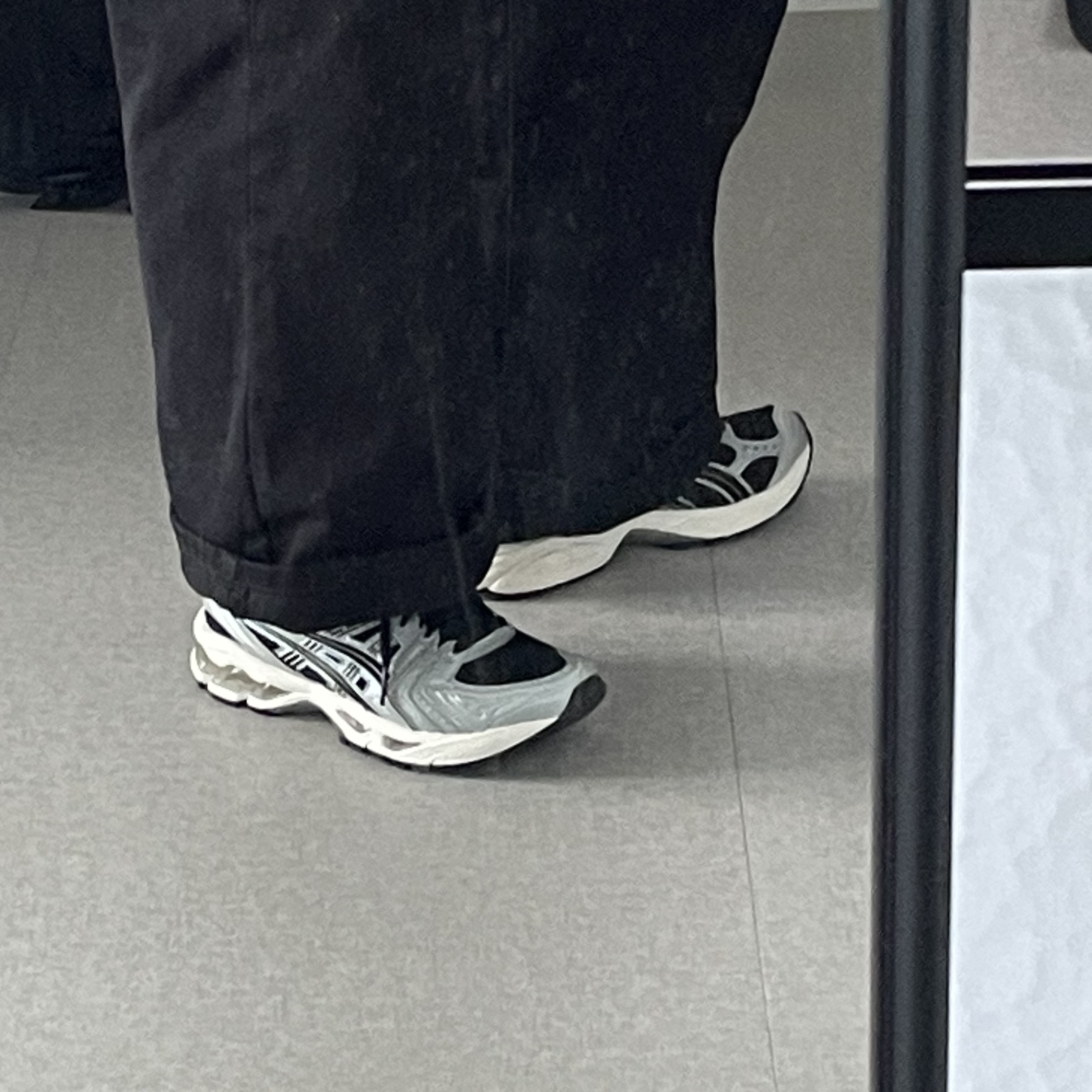 Asics Gel-Kayano 14 Black Seal Grey 착용 스타일