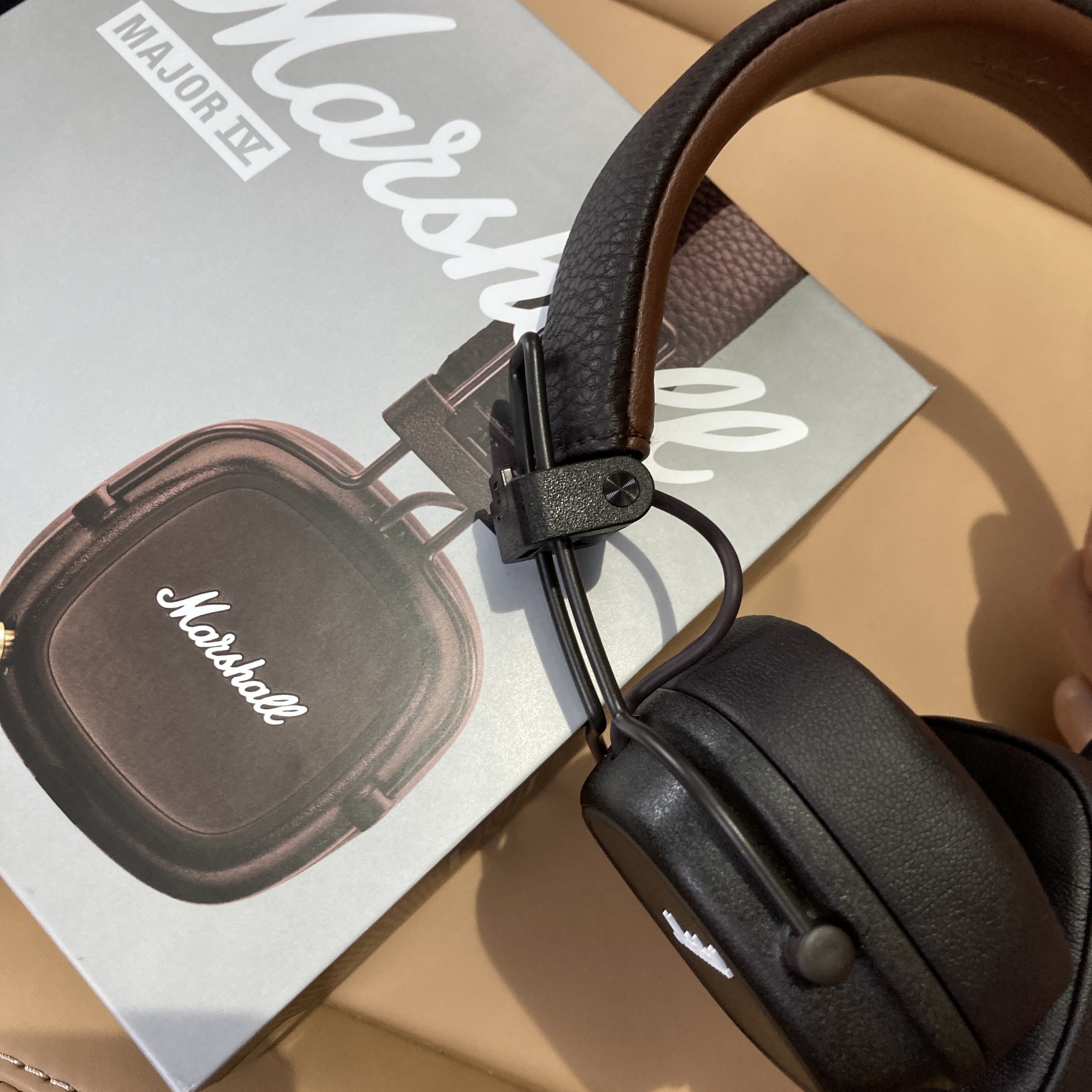 Marshall Major IV Brown (Korean Ver.) 착용 스타일