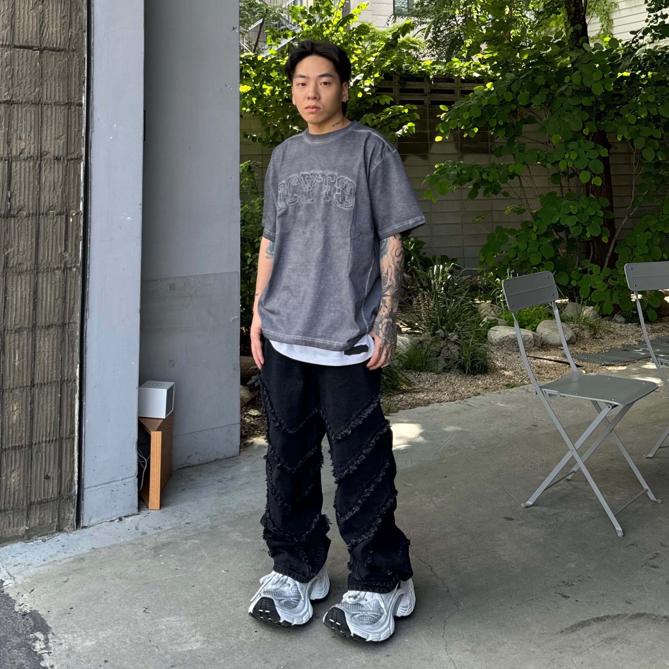 Balenciaga 10XL Sneakers White Grey Silver Black, Icyto College T-Shirt Charcoal 착용 스타일 - 3