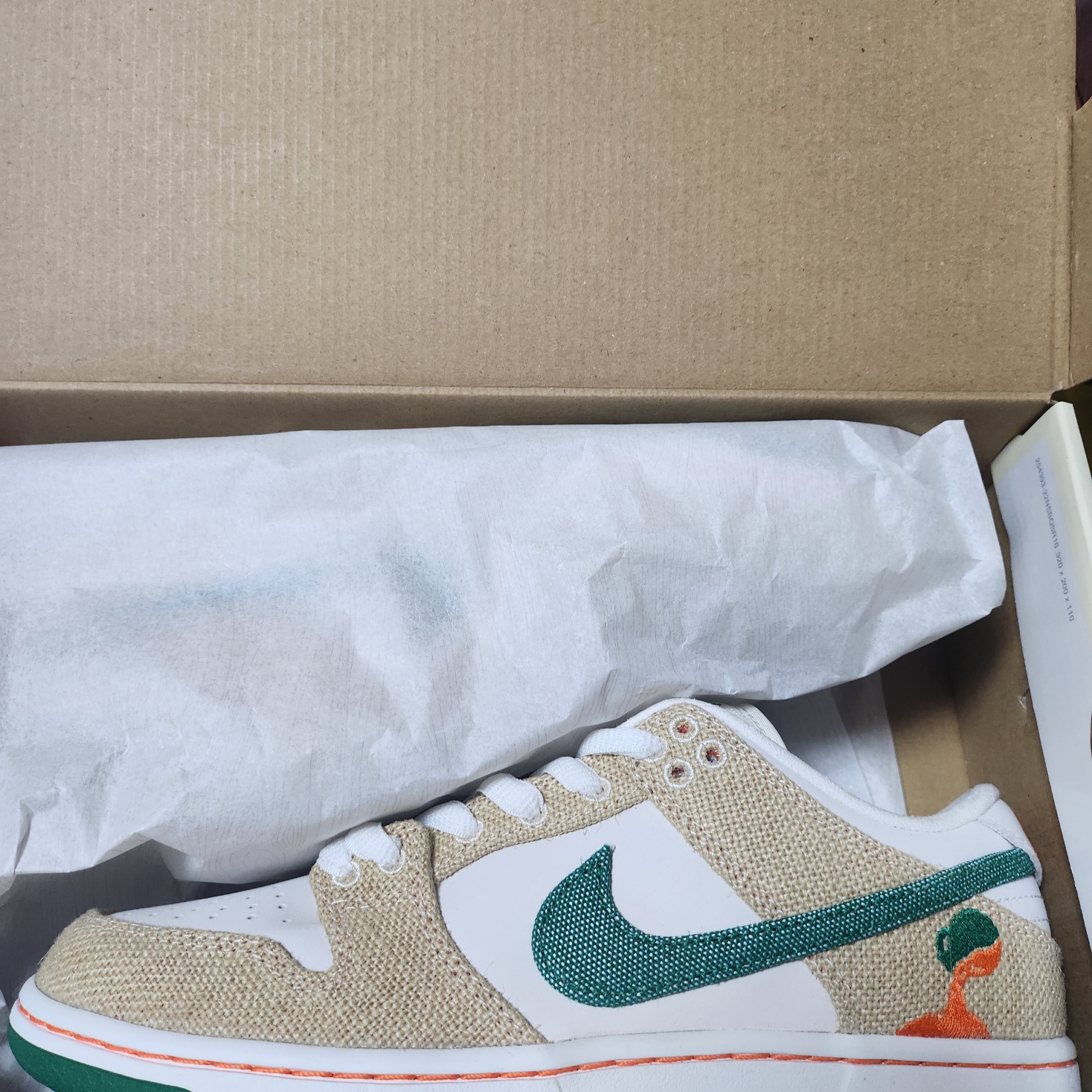 Nike x Jarritos SB Dunk Low Phantom and Malachite 착용 스타일