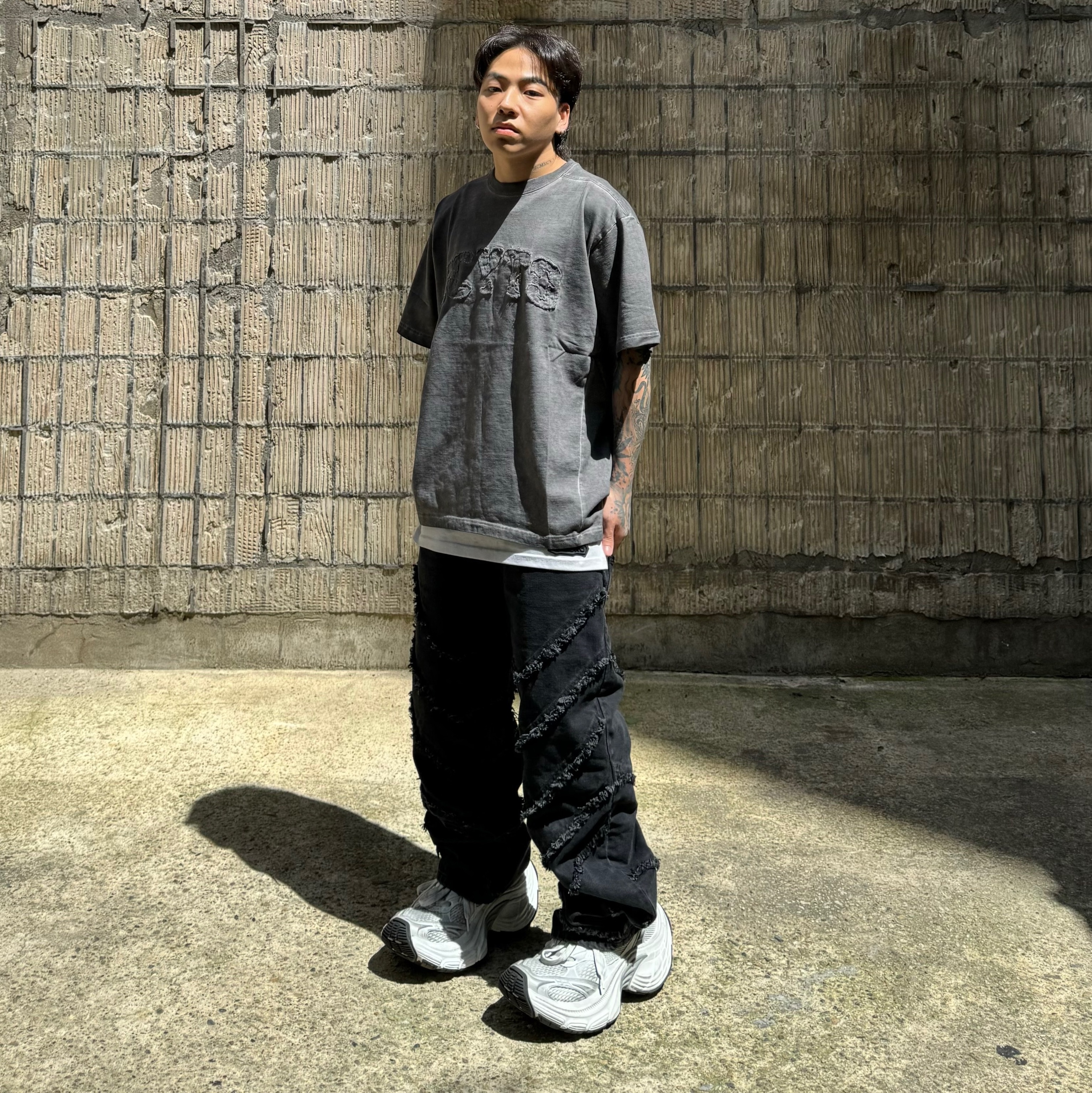 Balenciaga 10XL Sneakers White Grey Silver Black, Icyto College T-Shirt Charcoal 착용 스타일 - 5