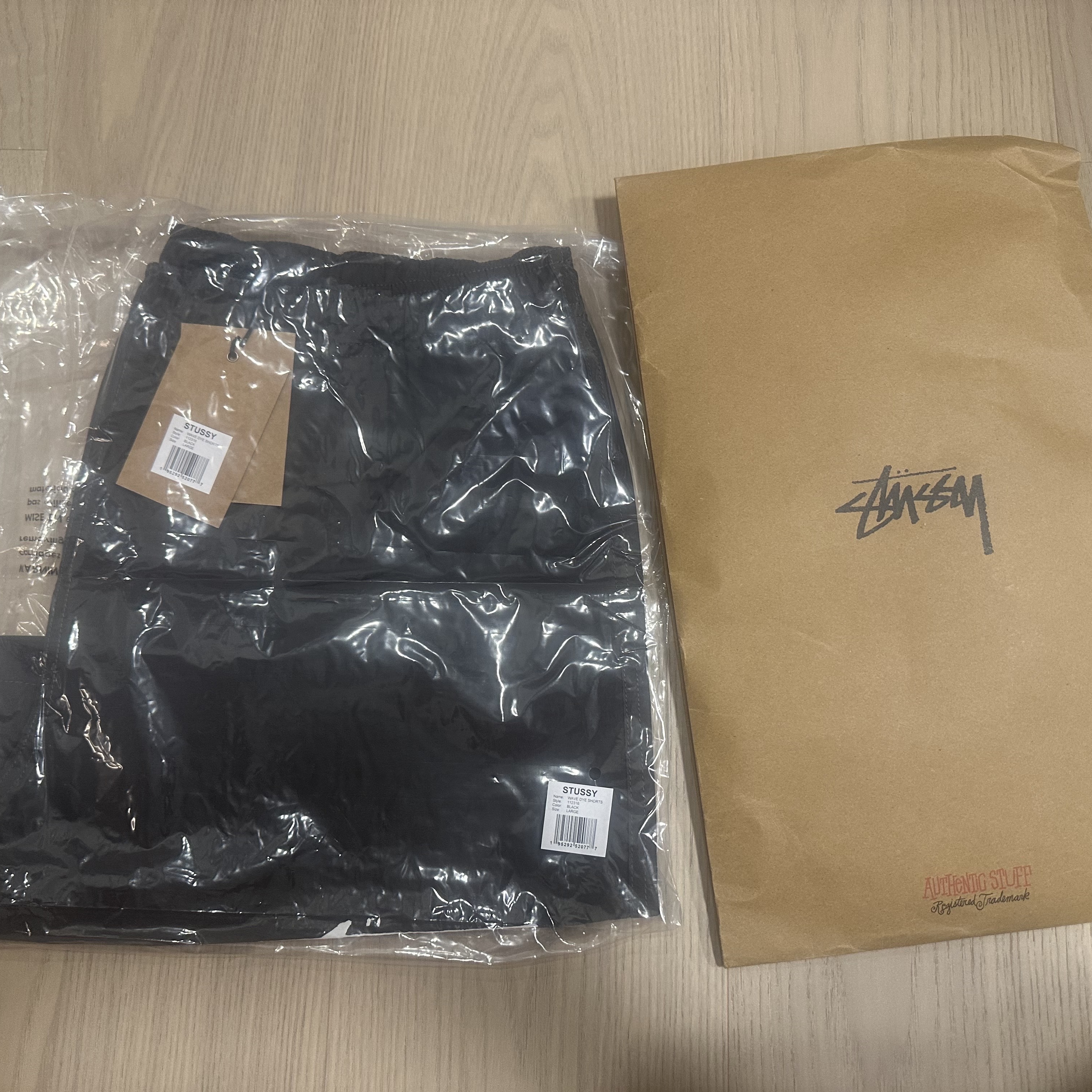 Stussy Wave Dye Nylon Shorts Black 착용 스타일 - 2